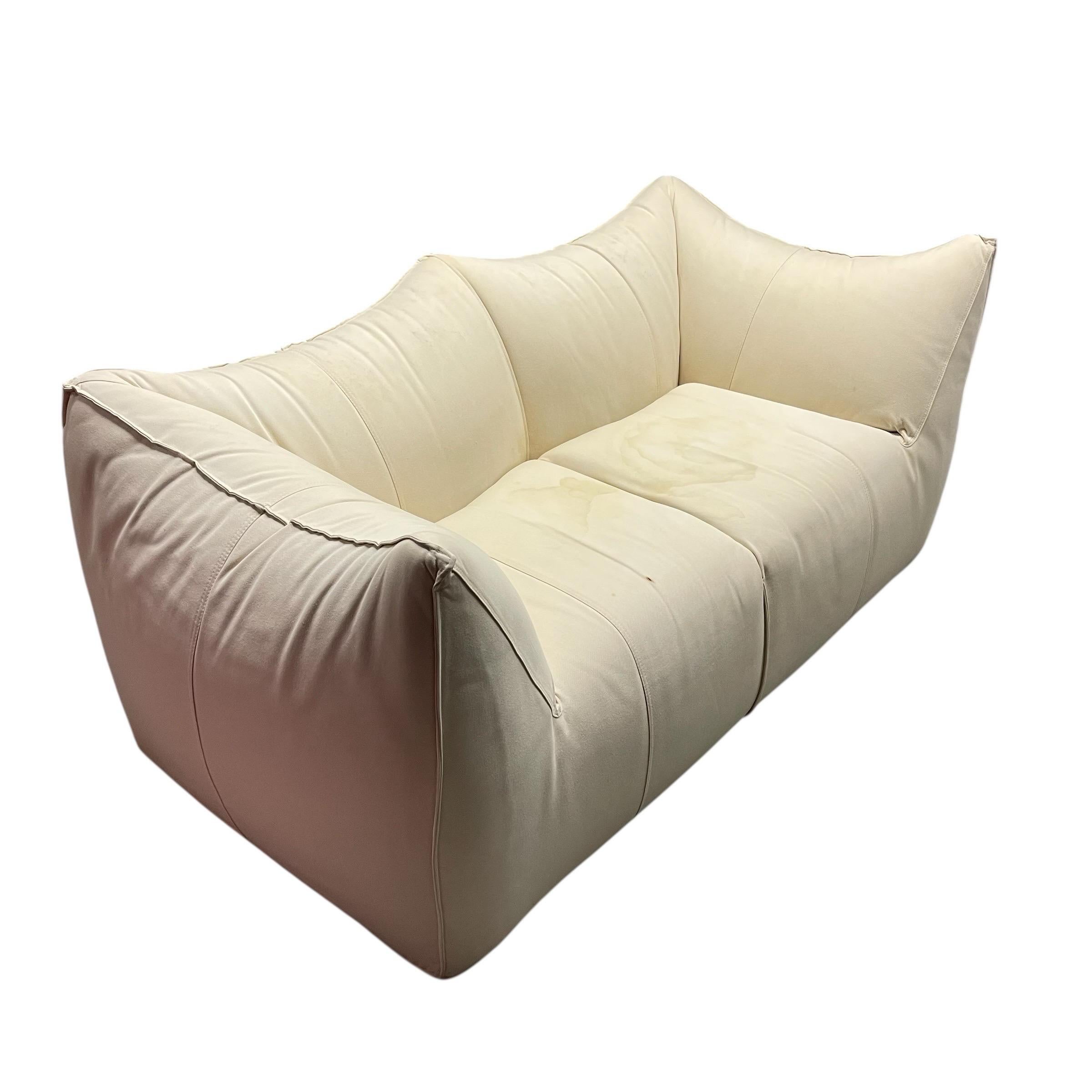Original e icónico sofá loveseat Le Bambole de 2 plazas, con estructura de espuma completa moldeada, tapicería original de algodón y base de arpillera.  Listo para retapizar.  Diseñado por Mario Bellini y fabricado por B&B Italia, Italia 1986