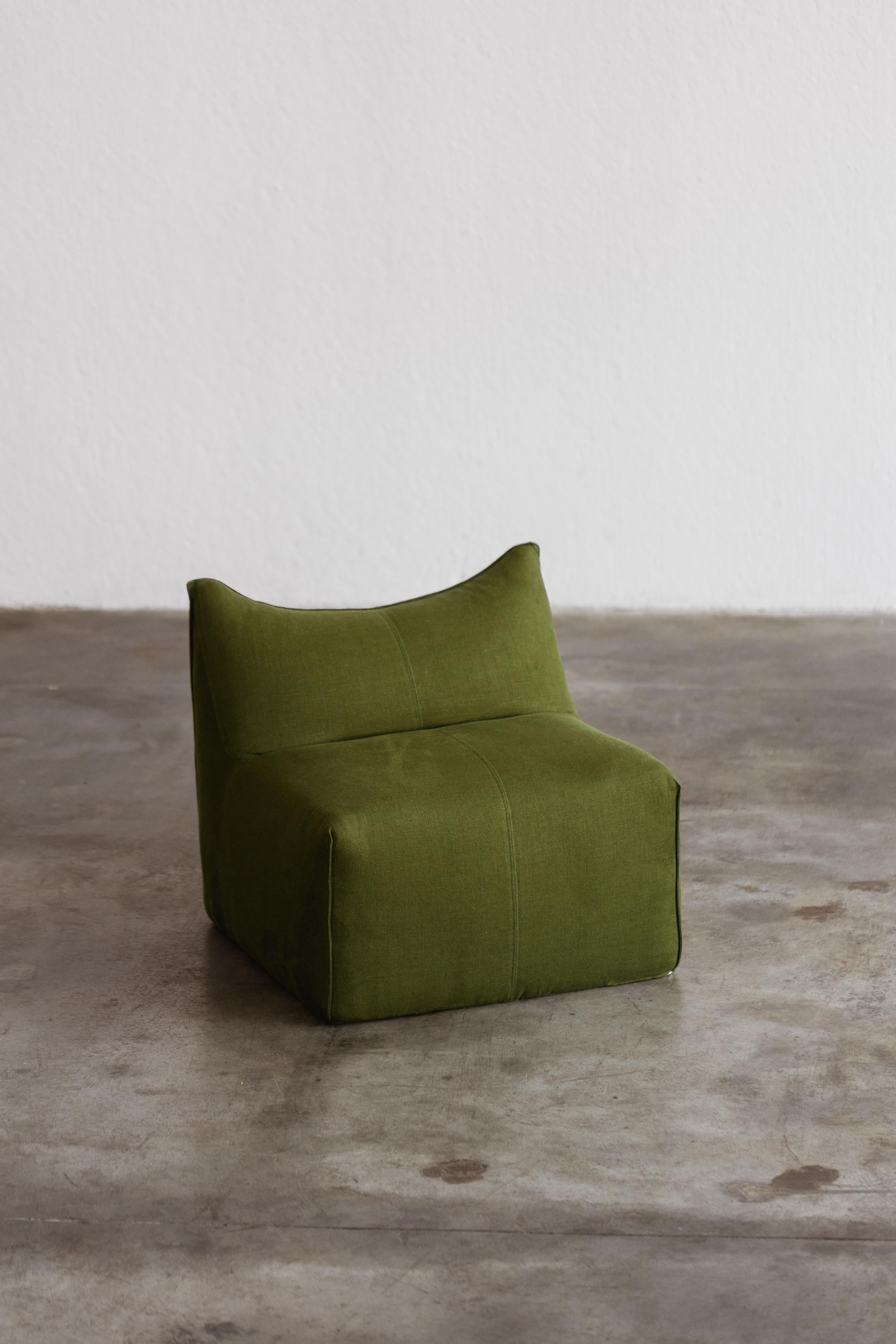 Mario Bellini “Le Bambole” easy chair for B&B Italia, green linen, Italy, 1971

The search for a new shape for upholstered furniture: all parts are shaped like a large soft cushion. If we take apart 
