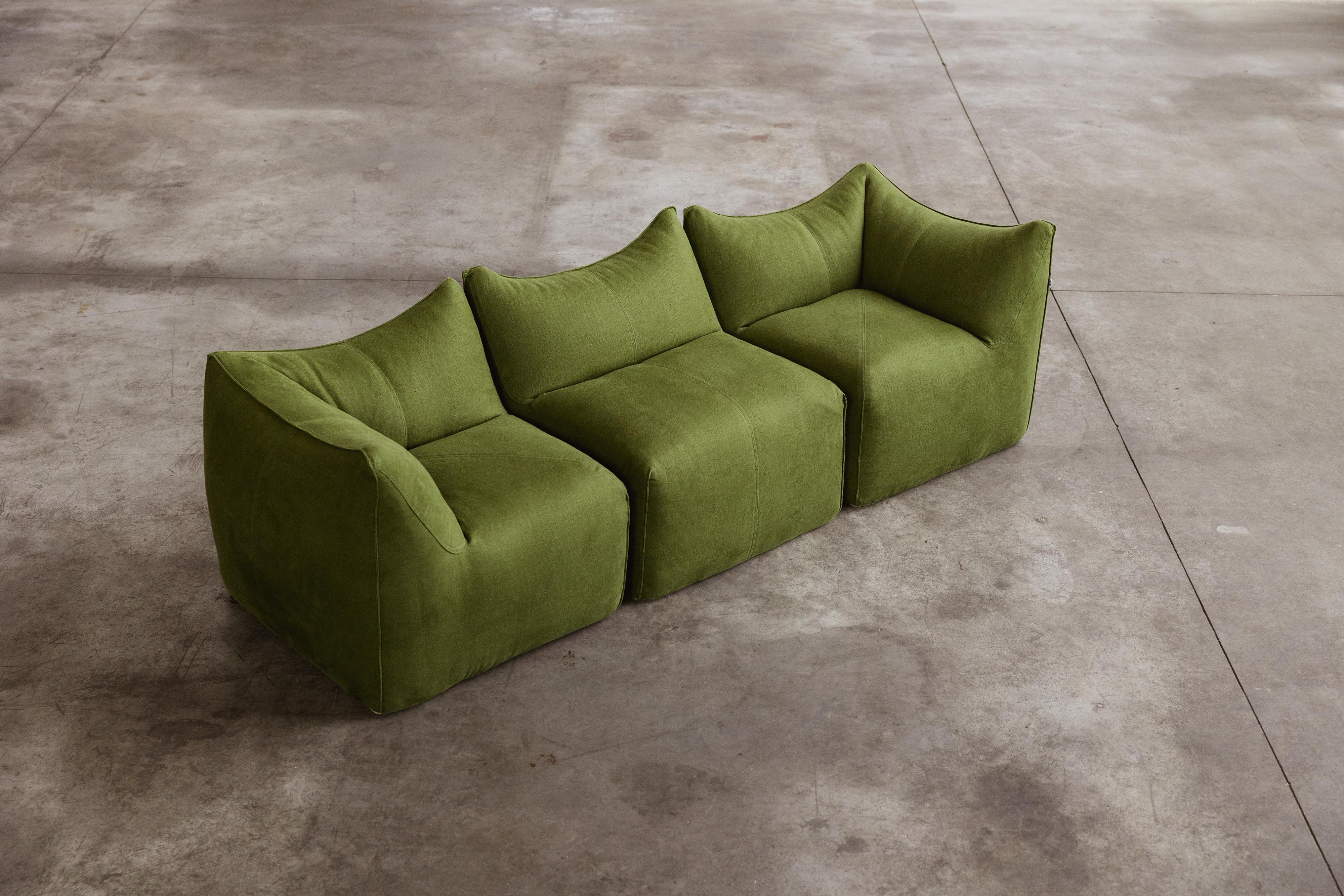 Mario Bellini “Le Bambole” modular sofa for B&B Italia, green linen, Italy, 1971, set of three.

The search for a new shape for upholstered furniture: all parts are shaped like a large soft cushion. If we take apart 
