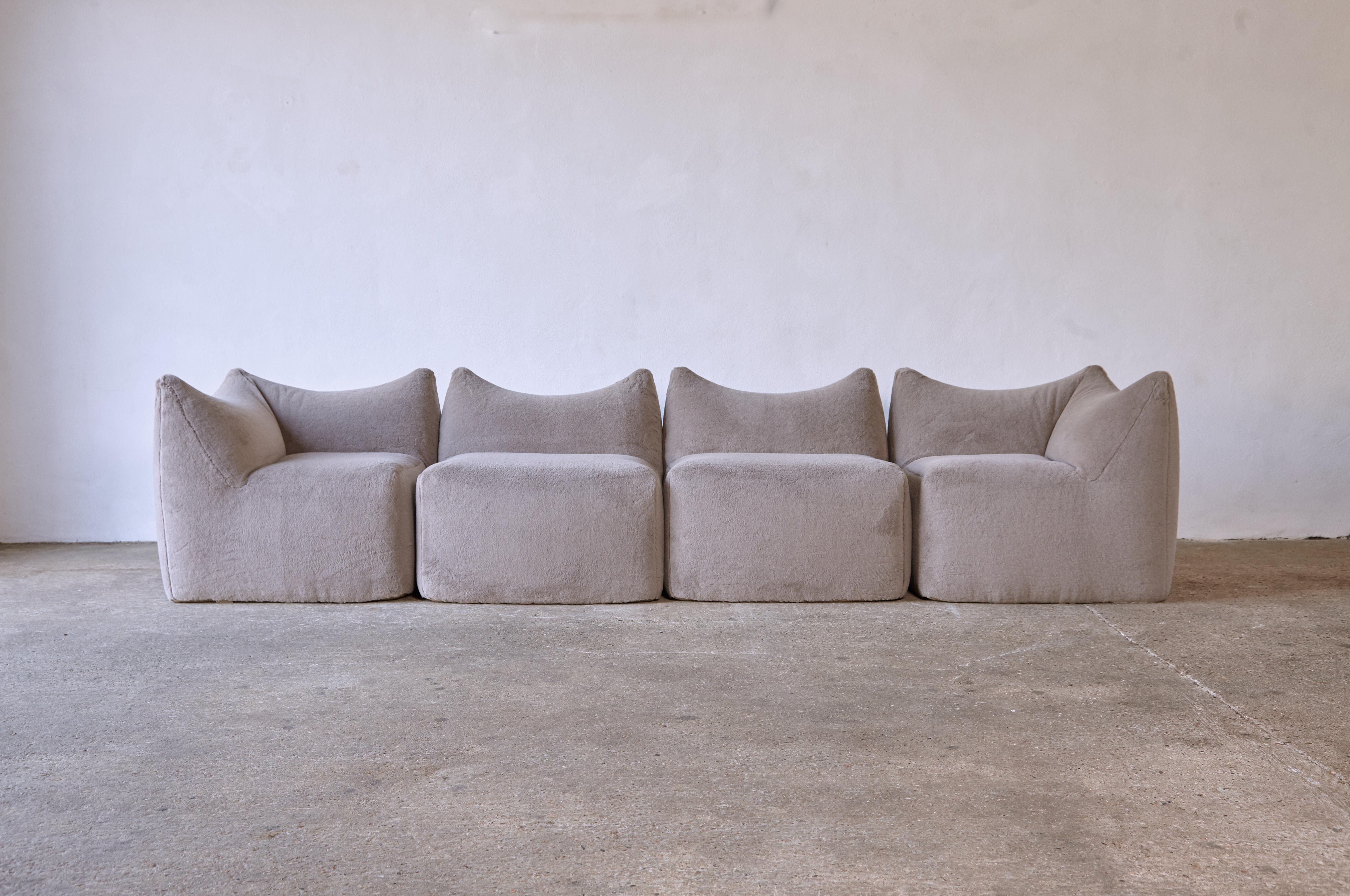 A beautiful Mario Bellini Le Bambole four piece modular sofa / chair set, produced by B&B Italia, Italy in the 1970s, newly upholstered in luxurious 100% alpaca. Marked on the underside.

Measures: H. 73cm
W. 79cm (piece without arms) 86cm (piece