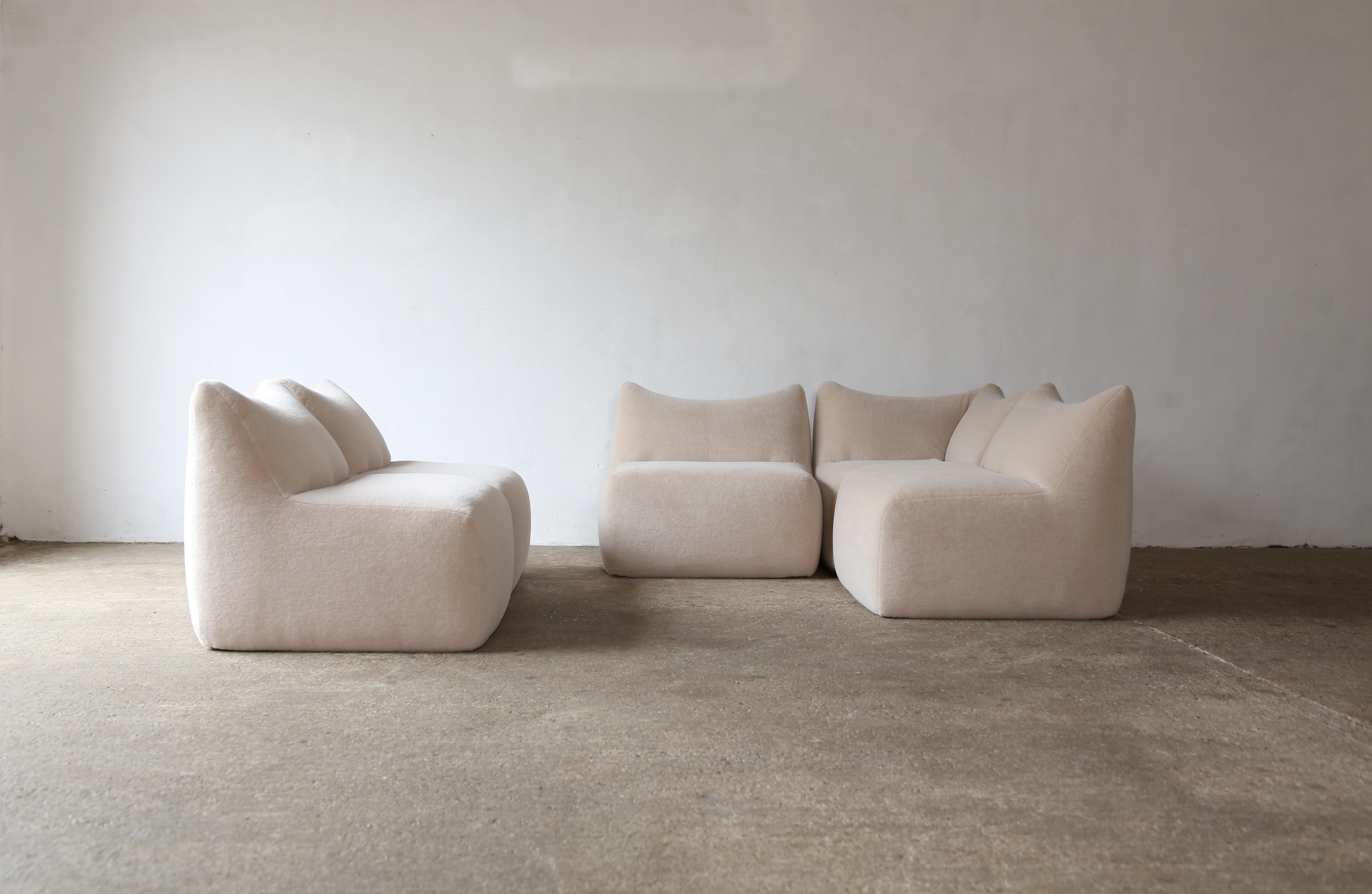 A Mario Bellini Le Bambole five piece modular sofa / chair set, produced by B&B Italia, Italy in the 1970s, newly upholstered in luxurious 100% alpaca. 

The pieces without arms each measure
H 73cm
D 88cm
W 80cm
SH 40/41cm

The piece with arms