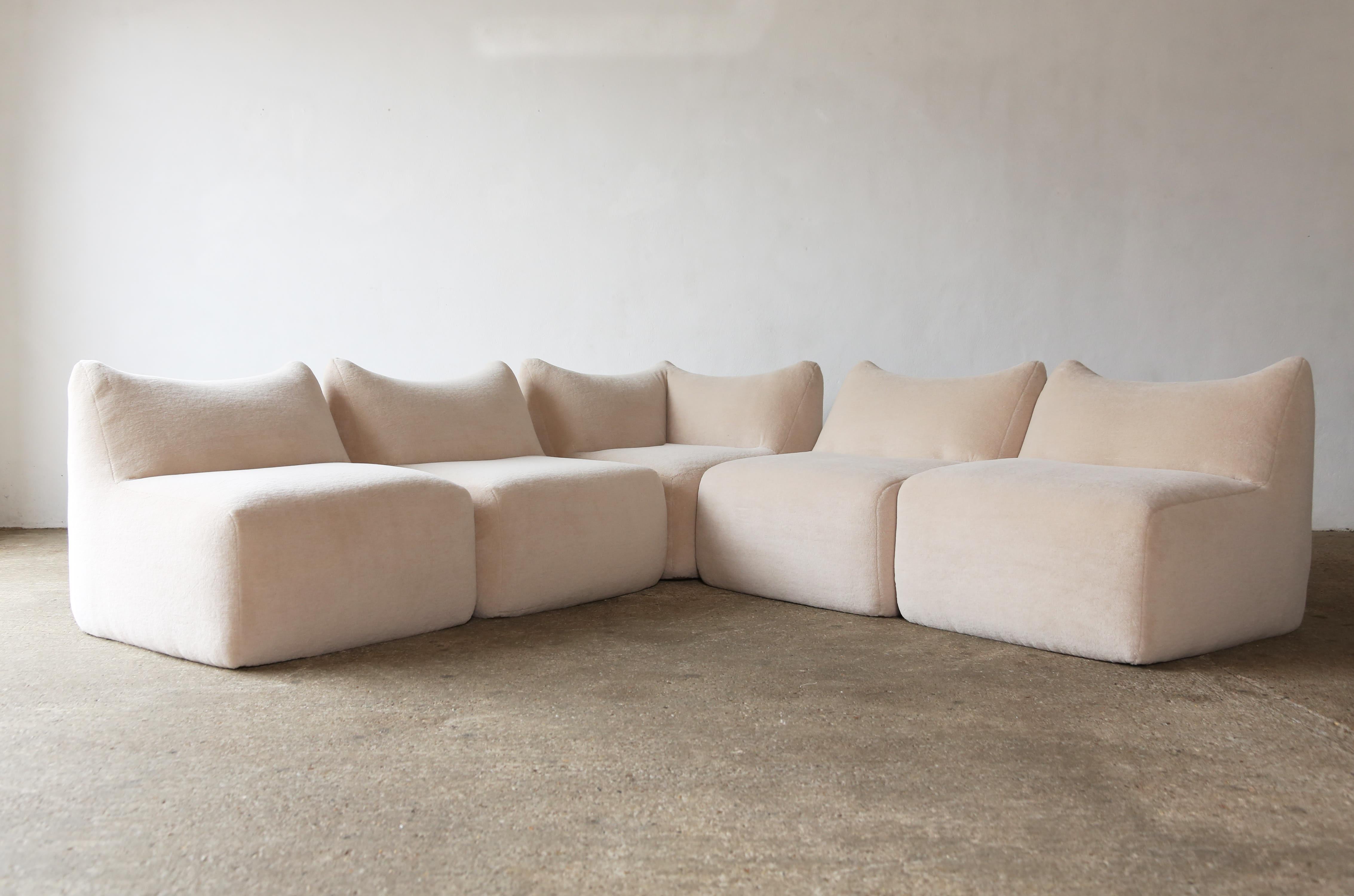 Mid-Century Modern Mario Bellini Le Bambole Modular Sofa, Upholstered in Alpaca, B&B Italia, 1970s For Sale