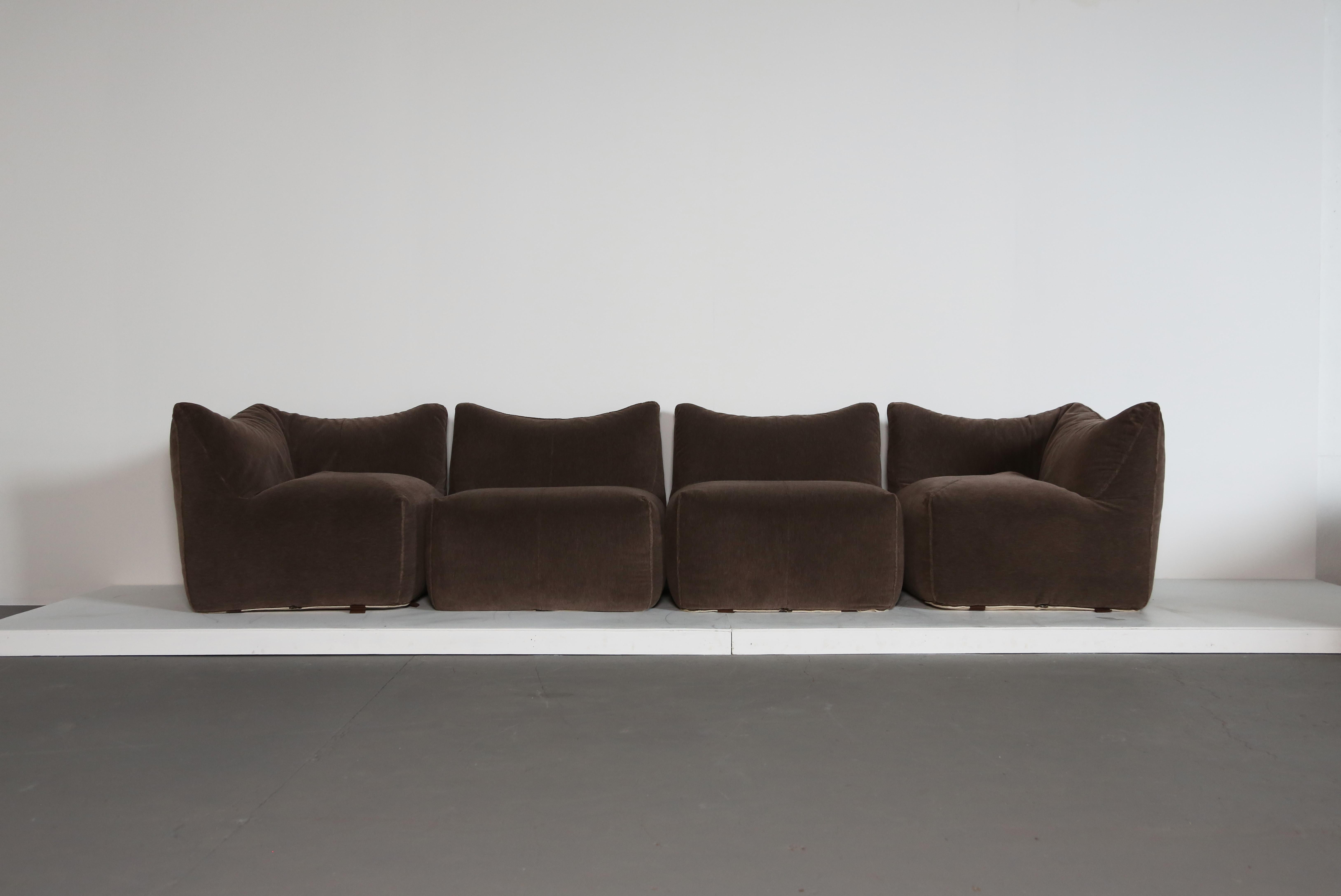 A Mario Bellini Le Bambole four piece modular sofa / chair set, produced by B&B Italia, Italy in the 1970s, later upholstered in velvet.   Fast shipping worldwide.

