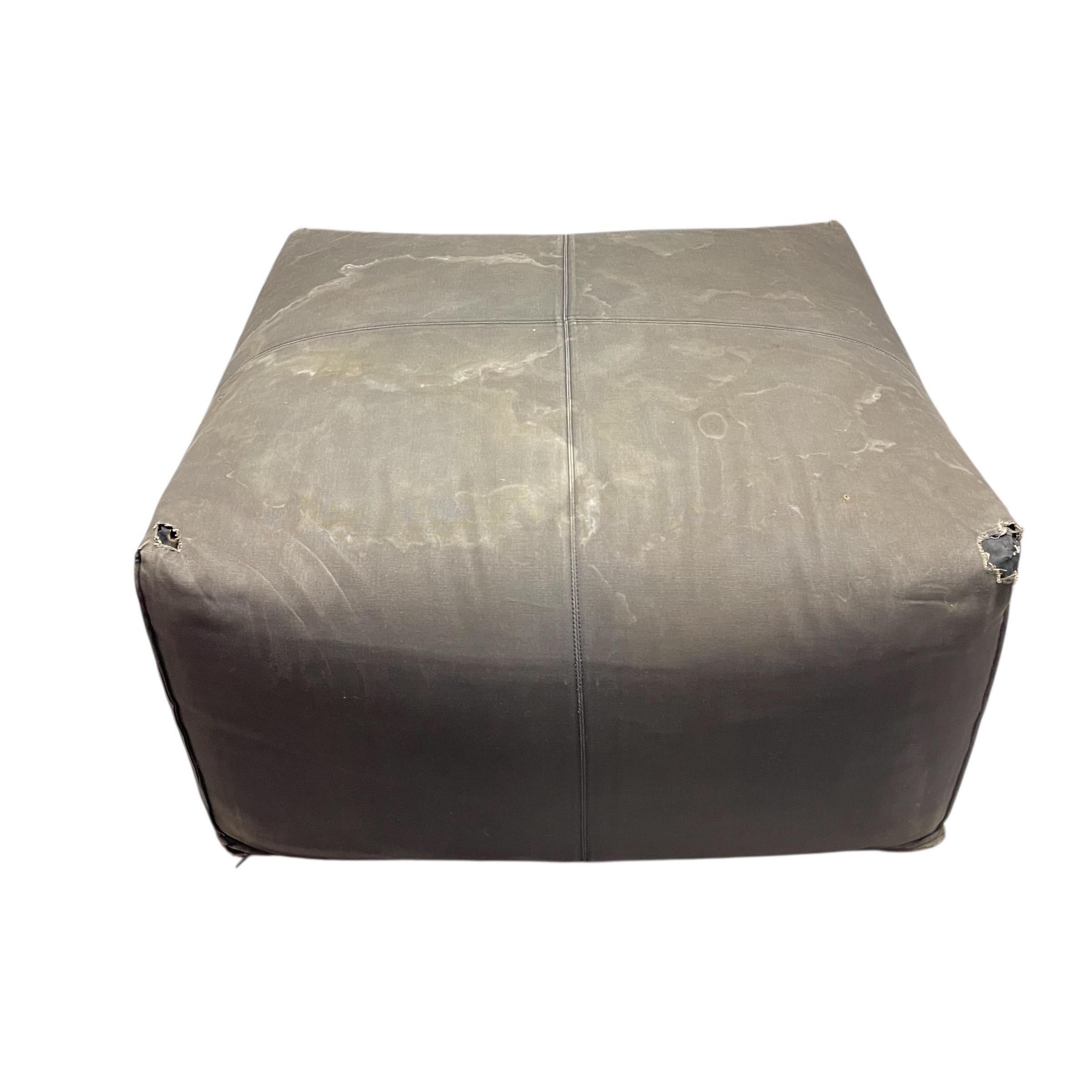 Original ottoman iconique Le Bambole, rendu en structure moulée en mousse pleine avec tapisserie en coton d'origine et base en toile de jute. Prêt à être retapissé. Conçu par Mario Bellini et fabriqué par B&B Italia, Italie 1986

chaise assortie
