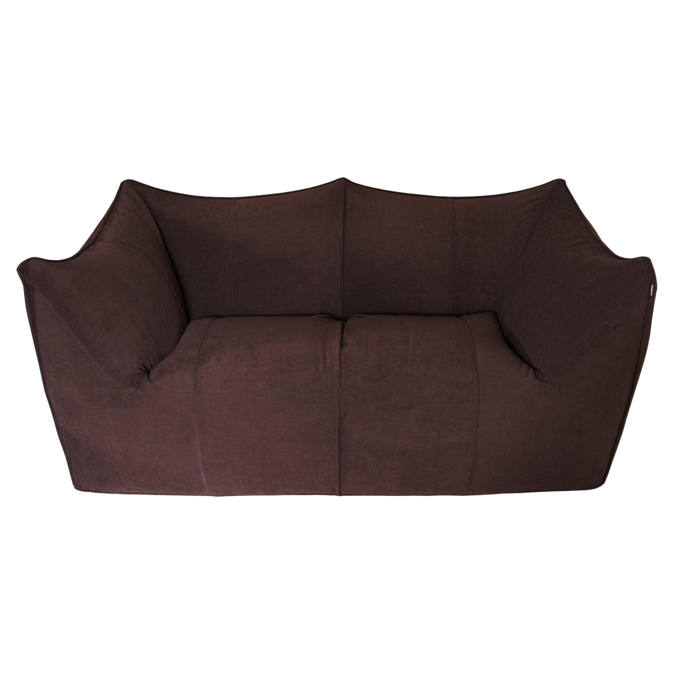 Mario Bellini

Le Bambole

A round shape two-seater sofa reupholstered with a brown colored short velvet, the internal foam supported with a metal structure. 
Produced by B&B Italia.
Label on the canvas.
Circa 1973.