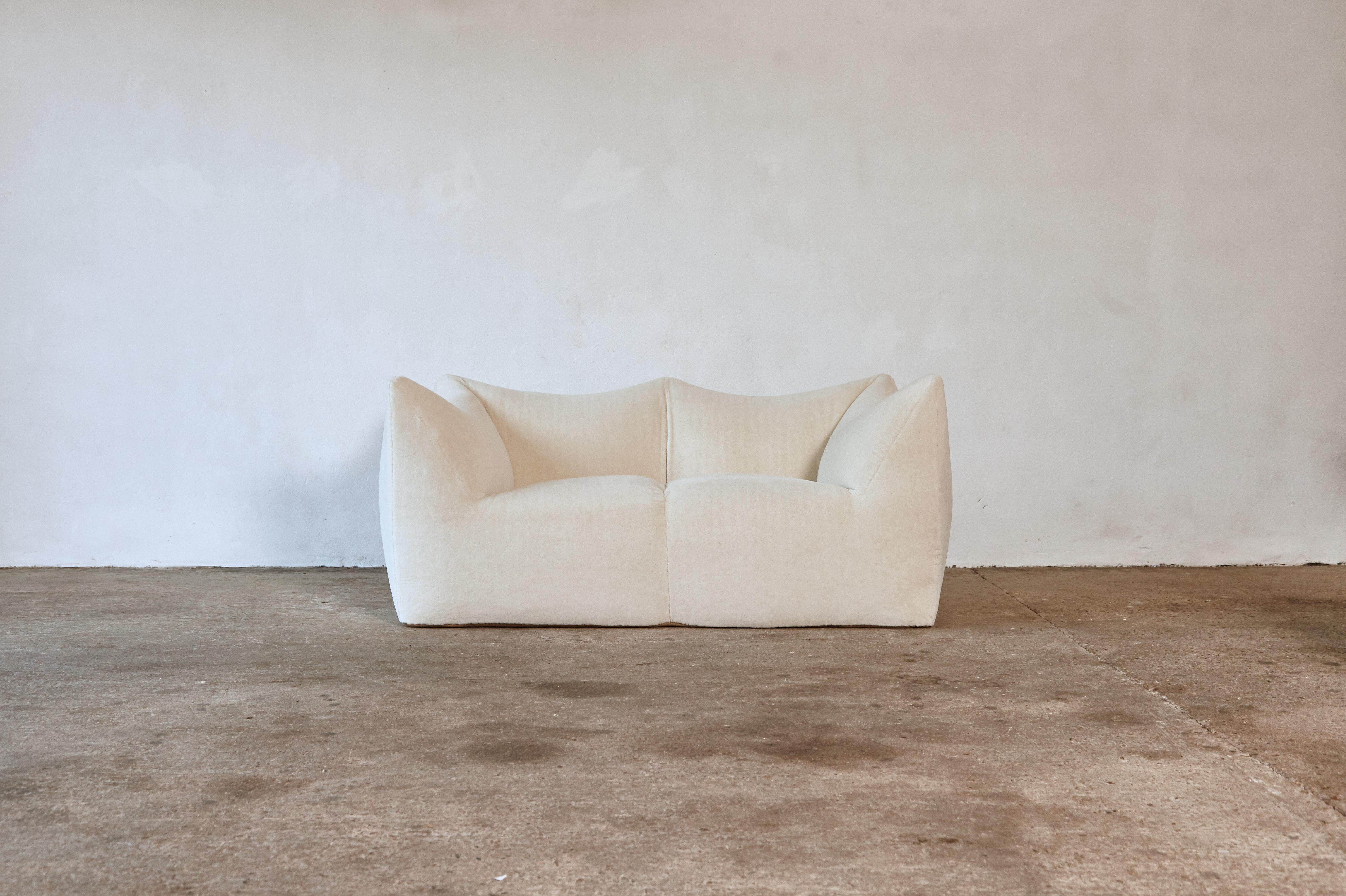 A beautiful Mario Bellini Le Bambole sofa, newly upholstered in luxury cream alpaca velvet, produced by B&B Italia, Italy in the 1970s. Marked on the underside.   Fast shipping worldwide.    Please contact us with your location for a competitive