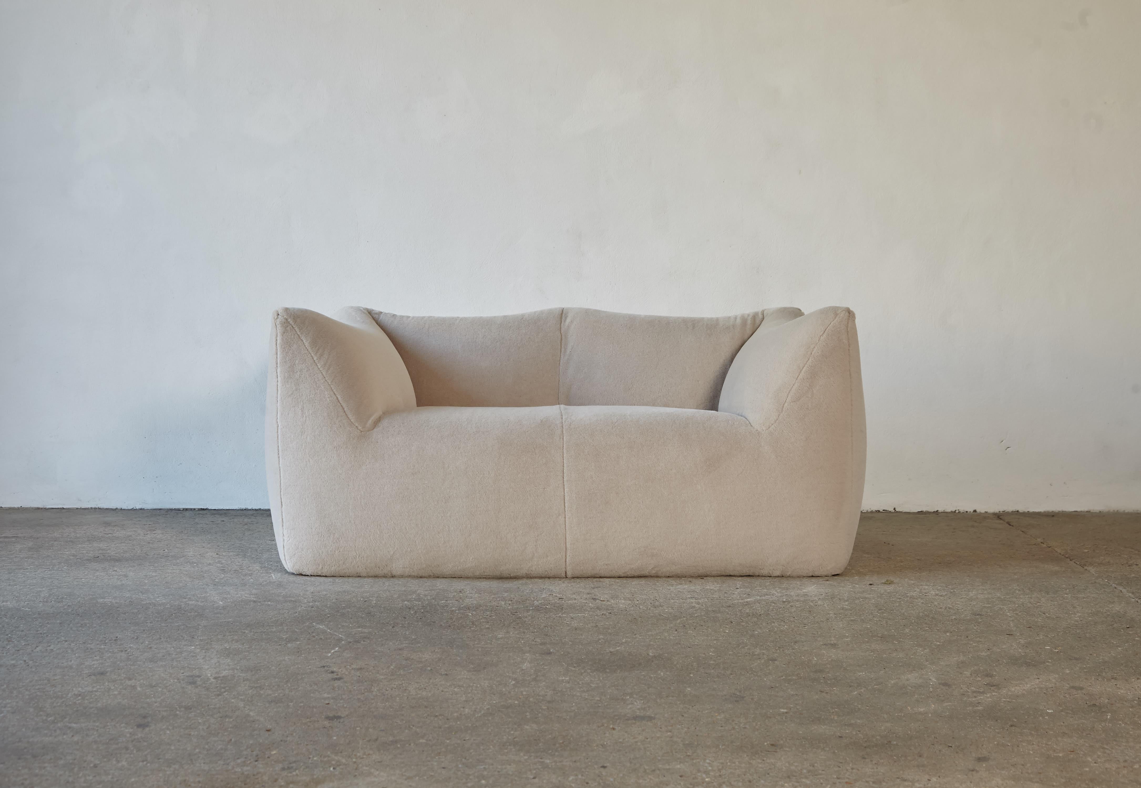 A beautiful Mario Bellini Le Bambole sofa, produced by B&B Italia, Italy in the 1970s, newly upholstered in a beautifully soft premium, ivory, pure alpaca fabric. Marked on the underside. Fast shipping worldwide.


 
UK customers please note: