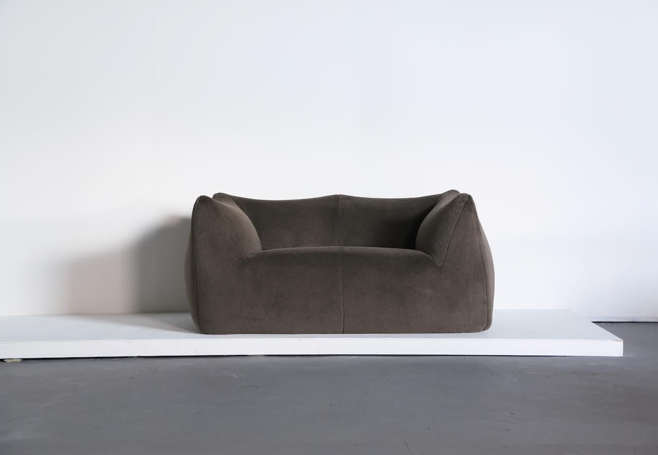 Un precioso sofá Le Bambole de Mario Bellini, fabricado por B&B Italia, Italia, en los años 70, recién tapizado en una tela de alpaca pura, de color topo, de gran suavidad. Marcado en la parte inferior. Envío rápido a todo el mundo.


