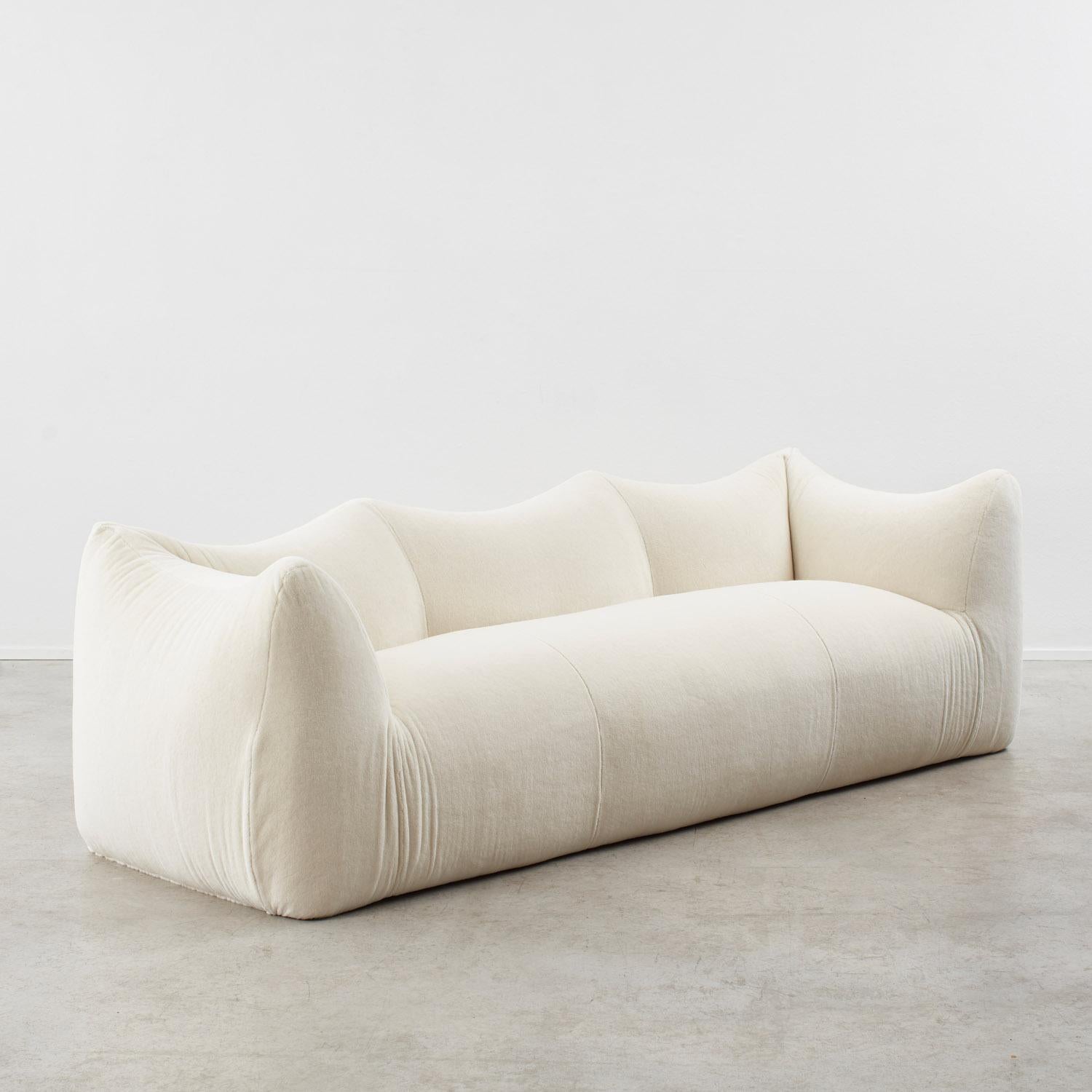Designed by Mario Bellini in 1972, the Le Bambole sofa is an icon of Italian design. Made by B&B Italia, this three-seater sofa boasts a cushioned form that seeks to comfortably envelop its users. The Le Bambole collection garnered critical acclaim,