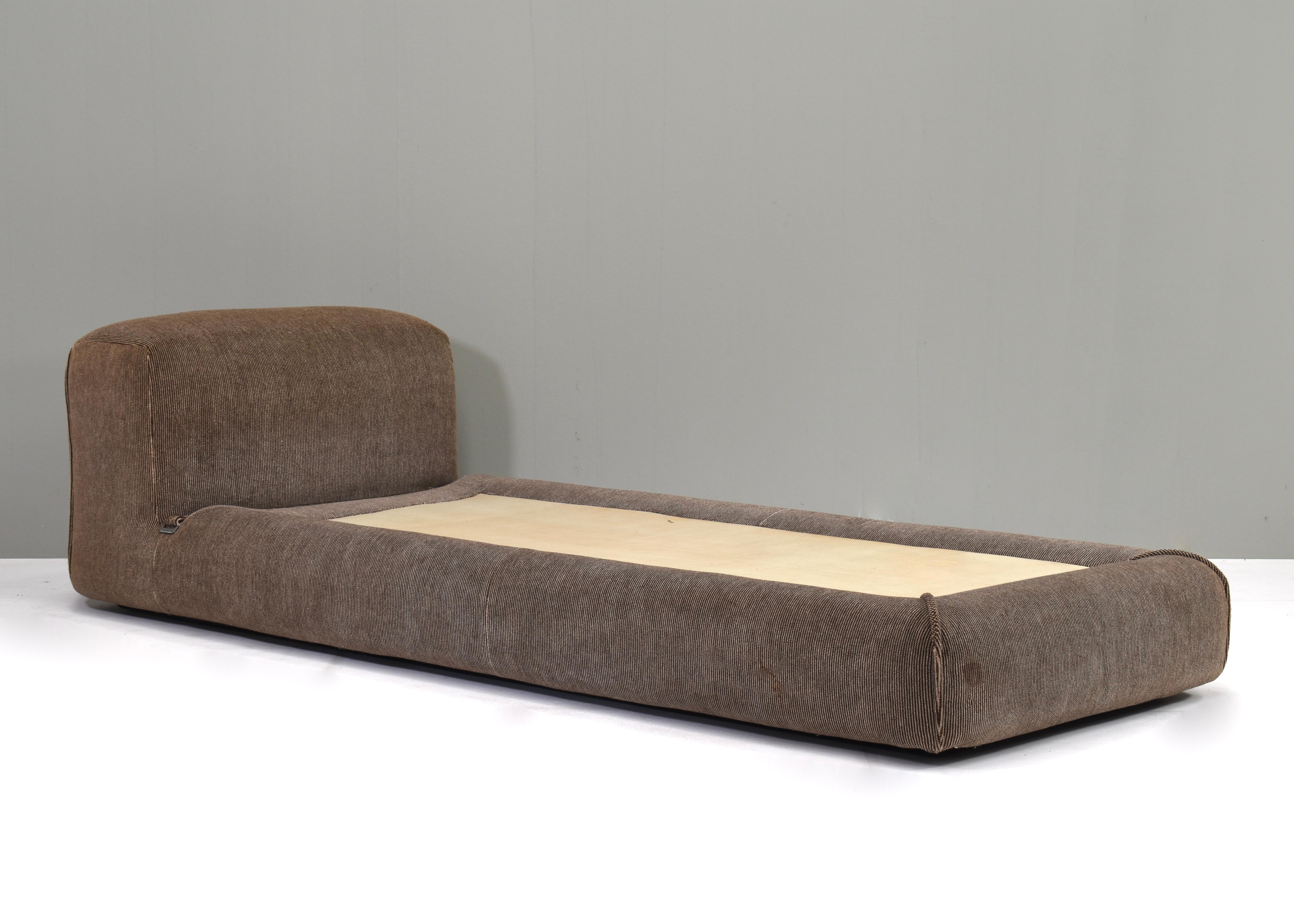 Rare ‘Le Mura’ daybed by Mario Bellini for Cassina – Italy, 1972.
The daybed still has the original Mohair velvet fabric.

Designer: Mario Bellini
Manufacturer: Cassina
Country: Italy
Model: Le Mura daybed
Design period: 1972
Date of