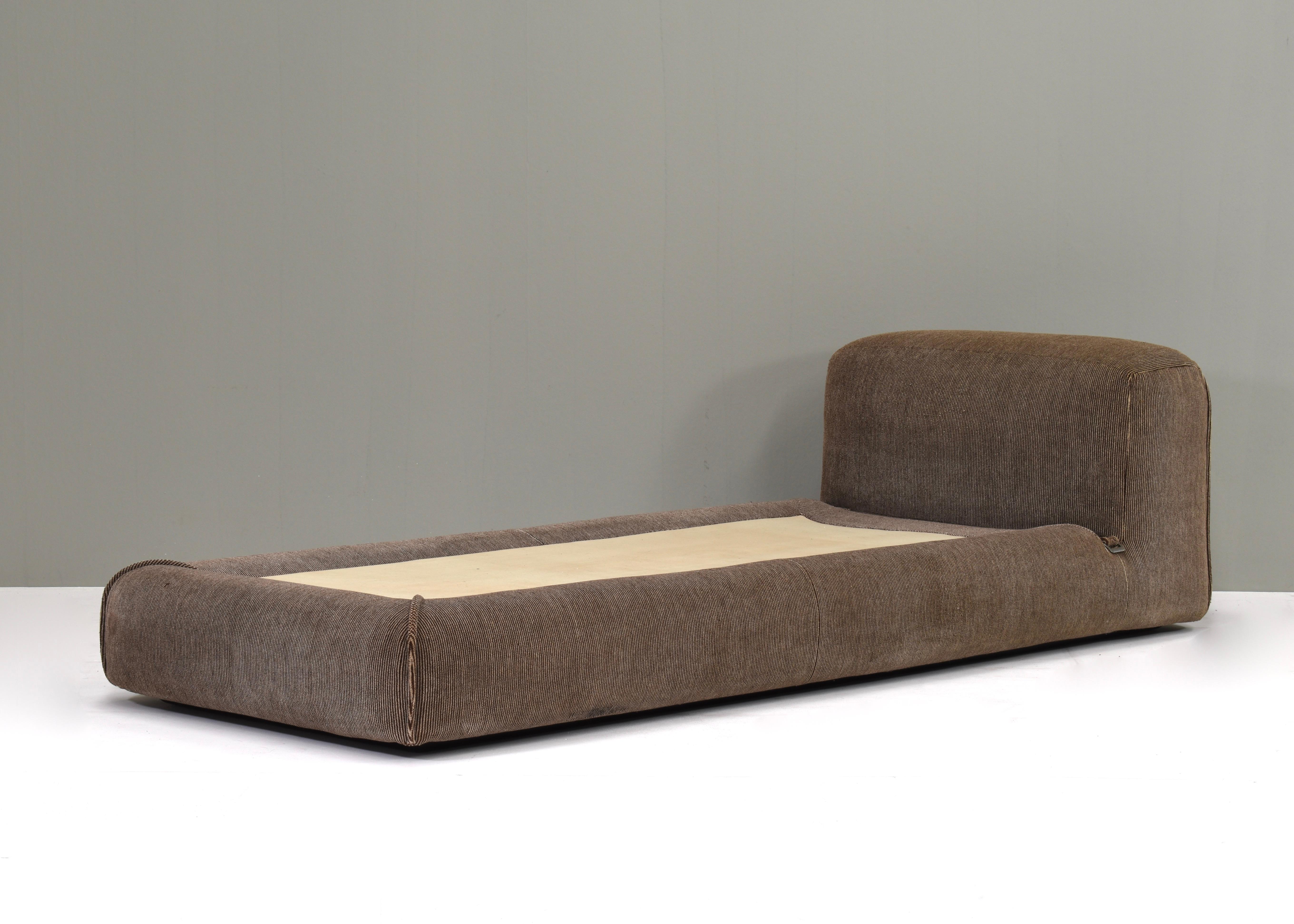 Late 20th Century Mario Bellini Le Mura Daybed in Original Mohair Velvet, Italy, 1972 For Sale