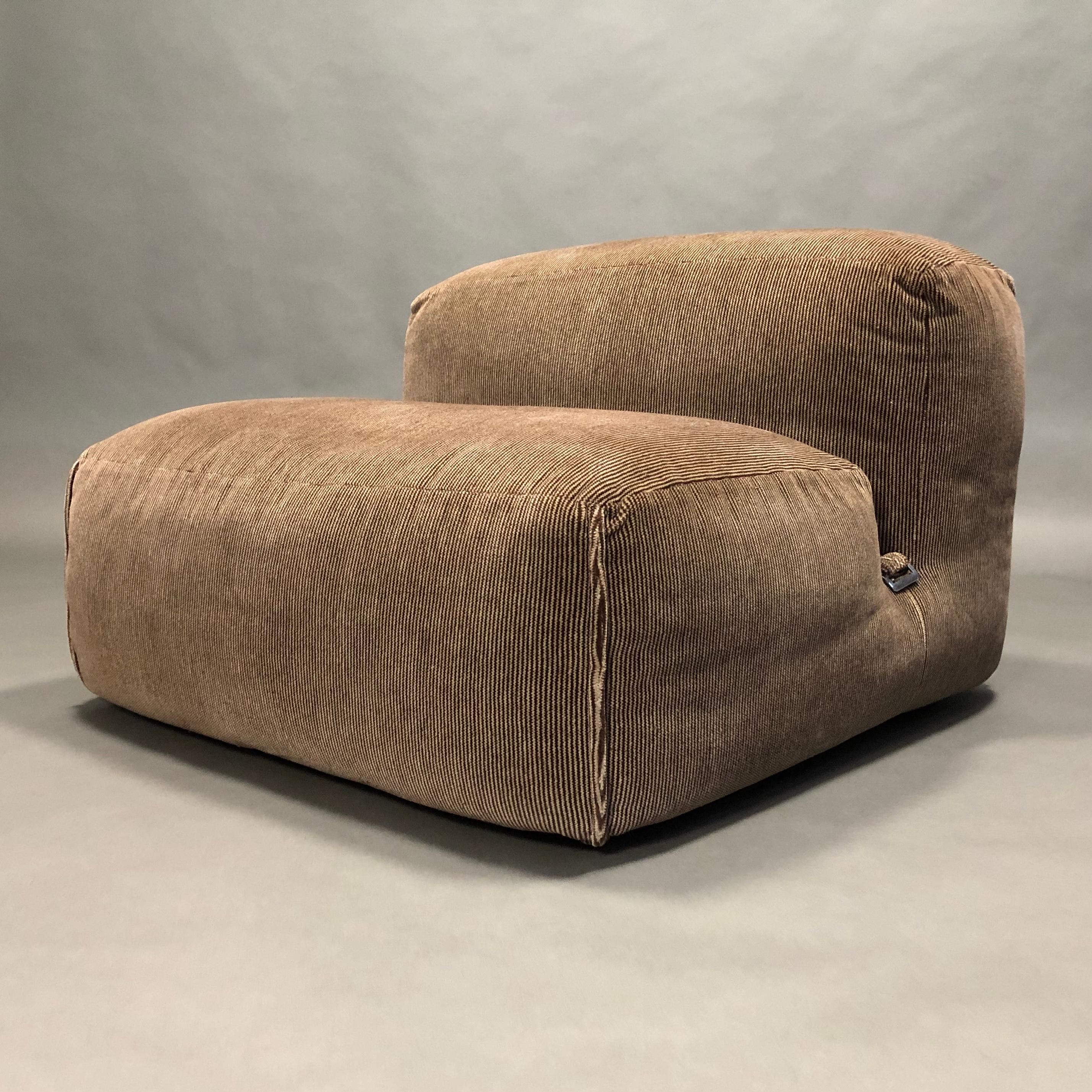 Exceptional and extremely rare Le Mura lounge chair by Mario Bellini for Cassina, Italy, 1970s. We have two pieces available which also can be attached to each other to use as a sofa.
It is similar to the Camaleonda by Mario Bellini, but the Le Mura