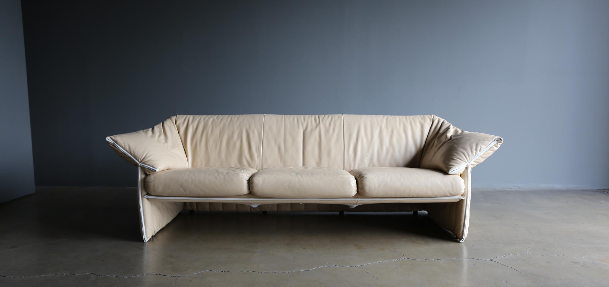 Mario Bellini 'Le Stelle' leather sofa for B&B Italia, Circa 1980. This piece is in very good original condition. 