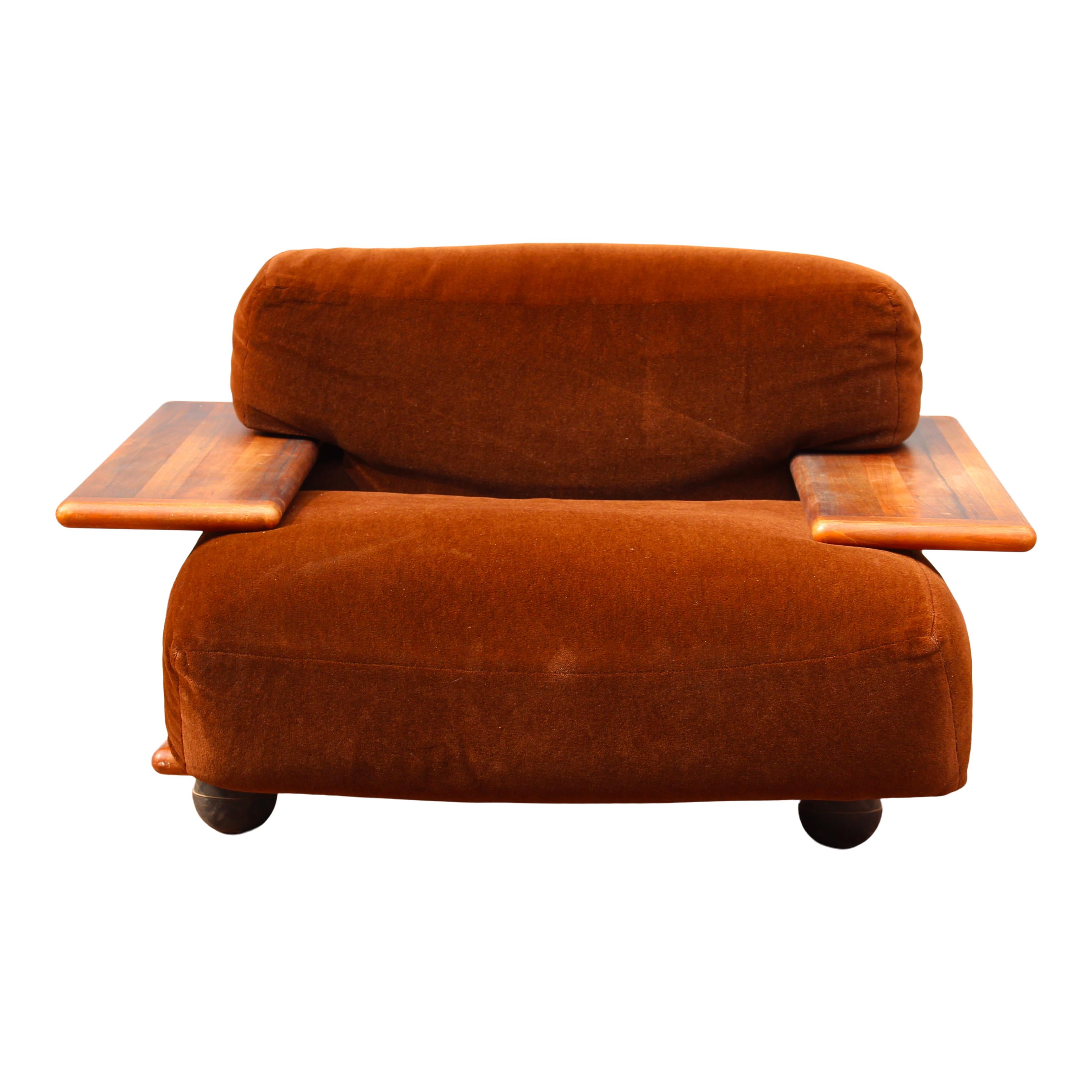 Pianura lounge chair, designed by Mario Bellini and manufactured by the Italian brand Cassina in 1970.

It features a brown velvet upholstery and a solid walnut structure.

Excellent vintage condition.

Mario Bellini (1935-) is trained as an