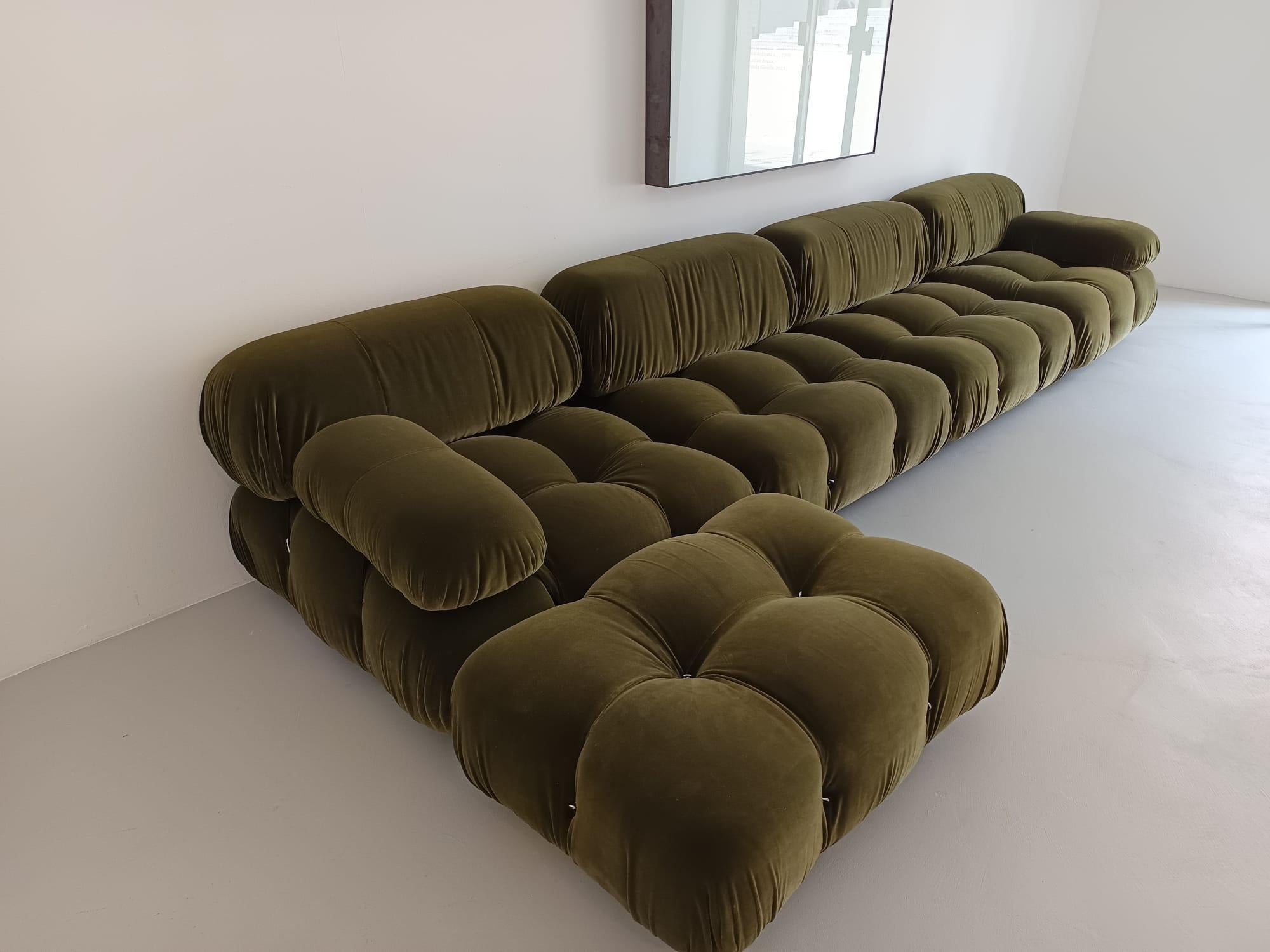 The Camaleonda sofa is one of the most iconic creations by Mario Bellini, designed in 1970 for the company B&B Italia. This sofa exemplifies how design can be functional, modular, and aesthetically innovative, while remaining extremely comfortable