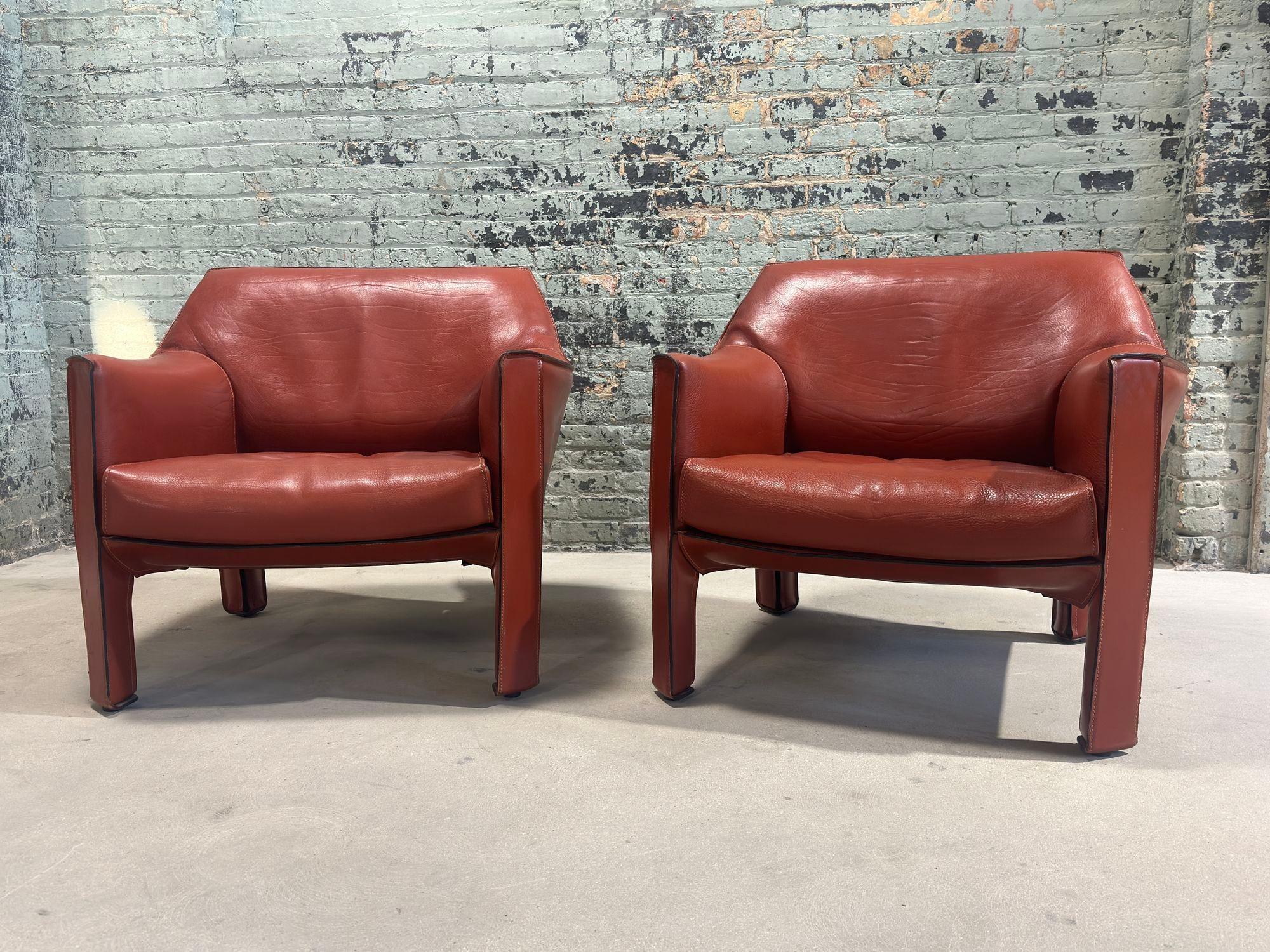 Mario Bellini Paar Leder Cab Lounge Stühle, Modell 415, Italien 1970er Jahre. Ausgezeichneter Originalzustand. Konstruiert aus geschweißten Stahlrahmen.
Die Stühle wurden von Mario Bellini für Cassina, Italien, entworfen.