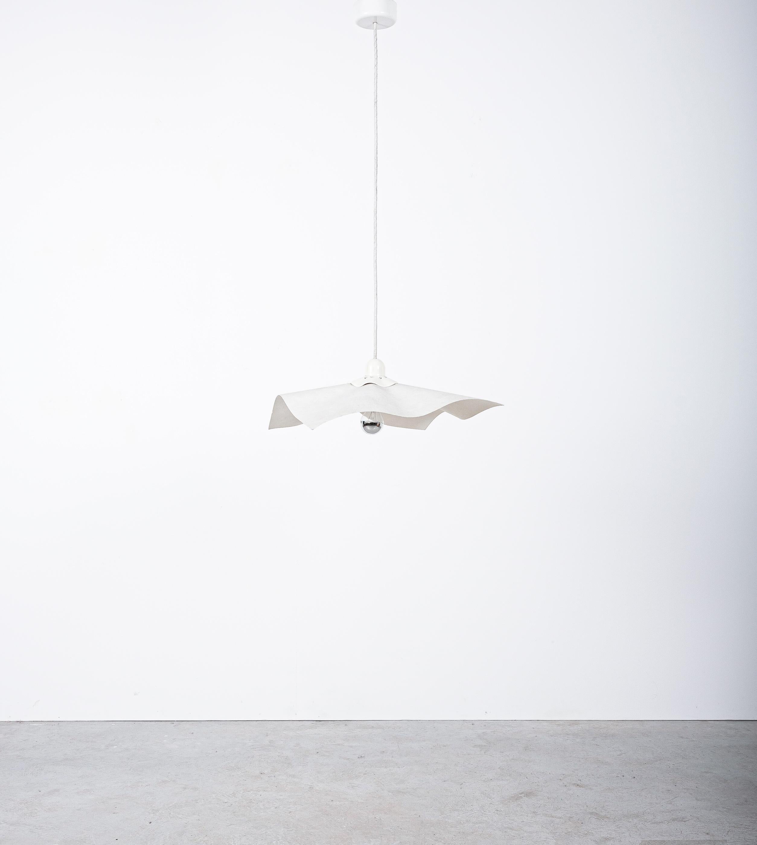 Pendelleuchten (3x) Area 50 von Marco Bellini für Artemide, Italien, 1976

Wir haben 3 Lampen verfügbar, die pro Stück verkauft werden.

Mario Bellini Area 50 Pendelleuchten. Sehr intelligent gestaltete Hängelampen aus einem einzigen flachen Stück