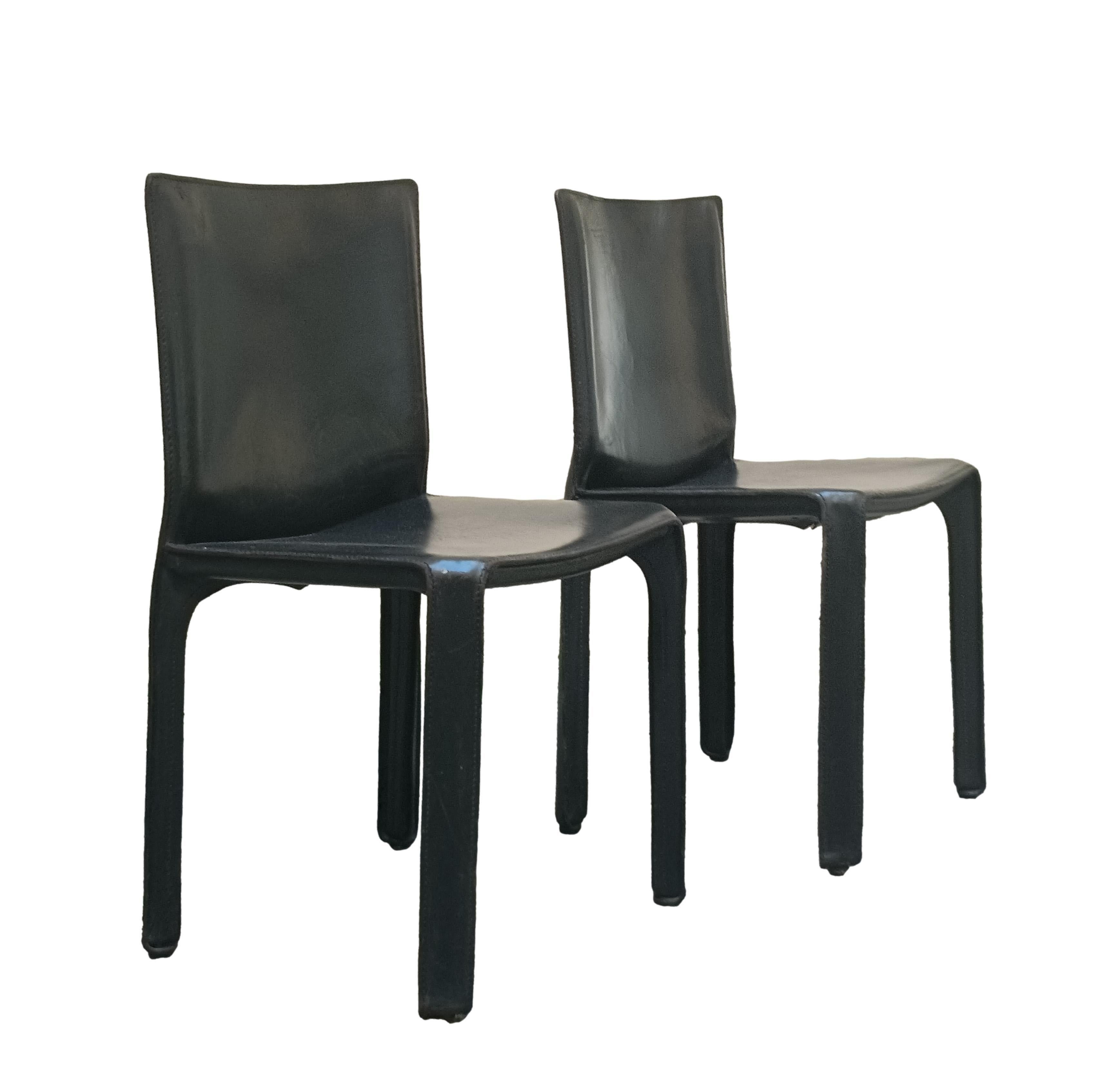 Ikonisches Paar Stühle Mod. Kabine, entworfen von Mario Bellini für Cassina, ca. 1970er Jahre.
Die Stühle sind mit dem Original-Sattelleder ausgestattet  intensiv schwarz, umhüllt von einer Stahlstruktur. Die Hinterbeine sind mit einem schwarzen