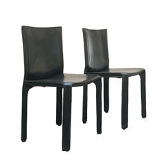 Mario Bellini pour Cassina Paire de chaises "Cab T4" en cuir noir, Italie, années 1970