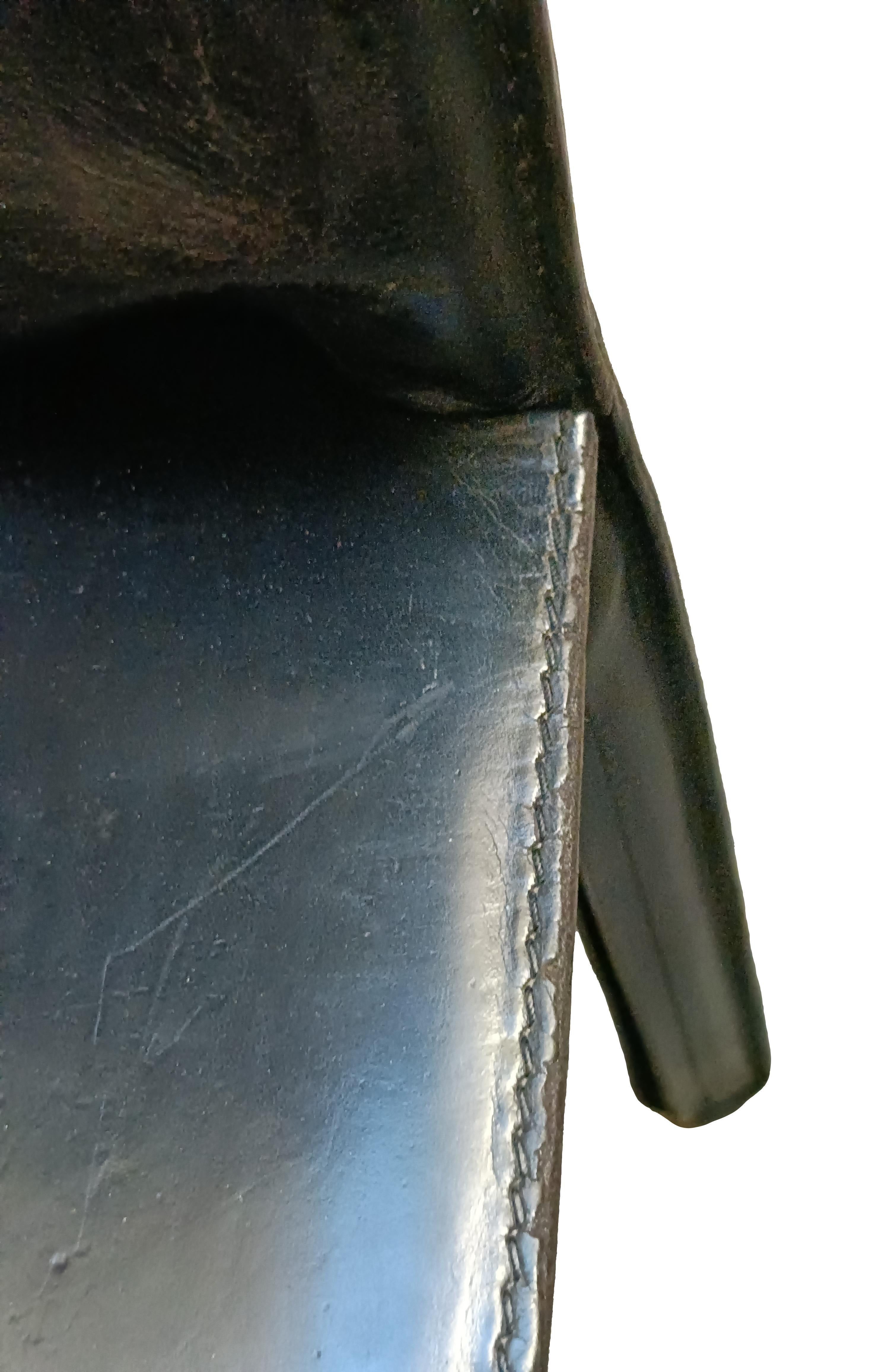 Mario Bellini für Cassina Ein Paar schwarze Lederstühle 