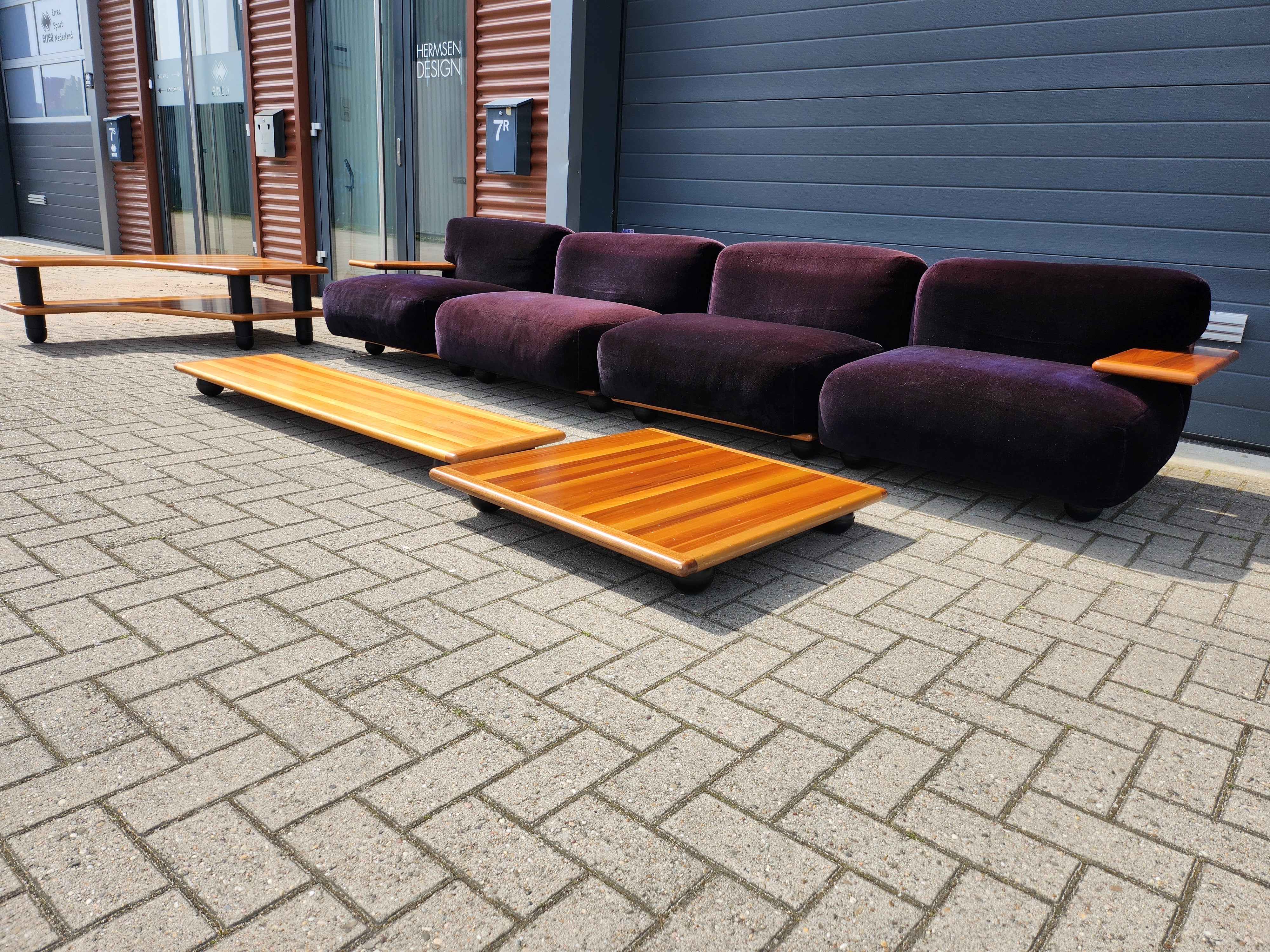 Mario Bellini Pianura modular living room set by Cassina, 1971

The Pianura by Mario Bellini is an exceptional example of Italian design that combines elegance and functionality. This sofa stands out for its clean lines and superior comfort, typical