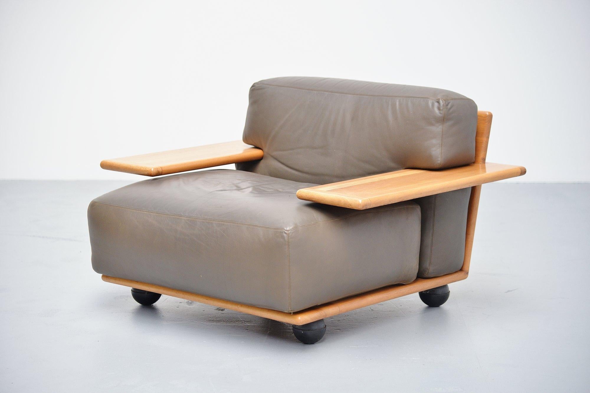 Fantastic low lounge chair designed by Mario Bellini and manufactured by Cassina, Italy 1971. This chair is from the Pianura series and has a solid walnut wooden frame. The cushions are made of dark olive green leather and have a very nice patina