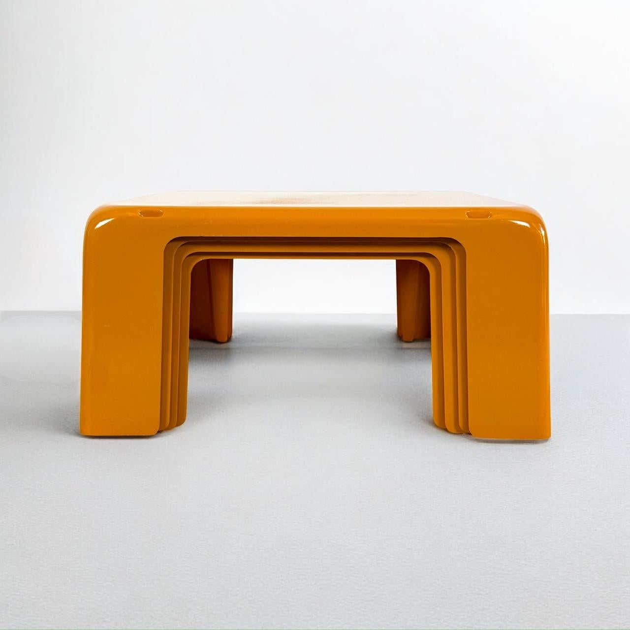 Mario Bellini 'Quattro Gatti' Tavolini C&B in resina giallo senape 1960s in vendita 1