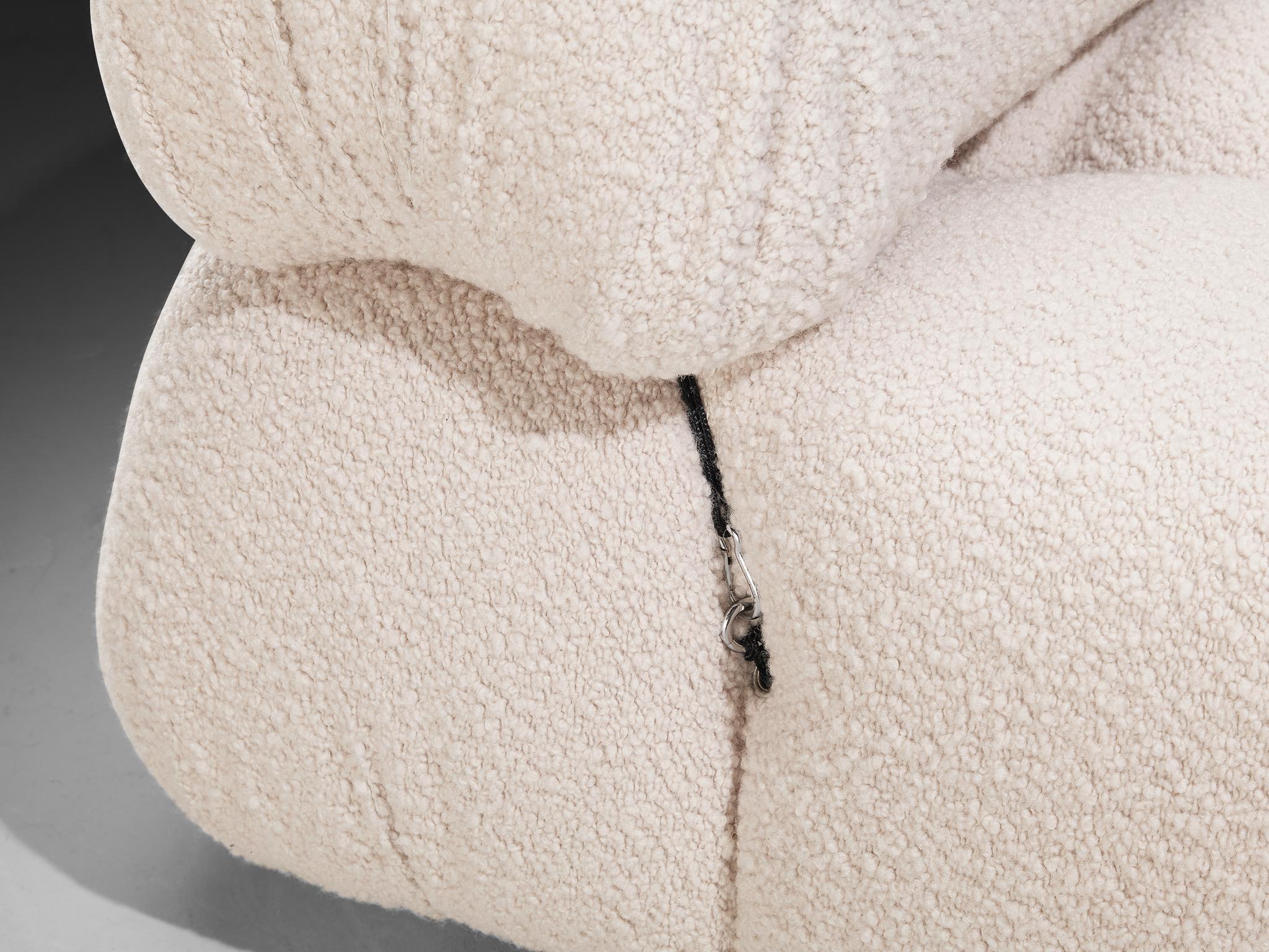 Mario Bellini Sillón 'Camaleonda' Retapizado con Otomana Boucle Blanco en venta 1