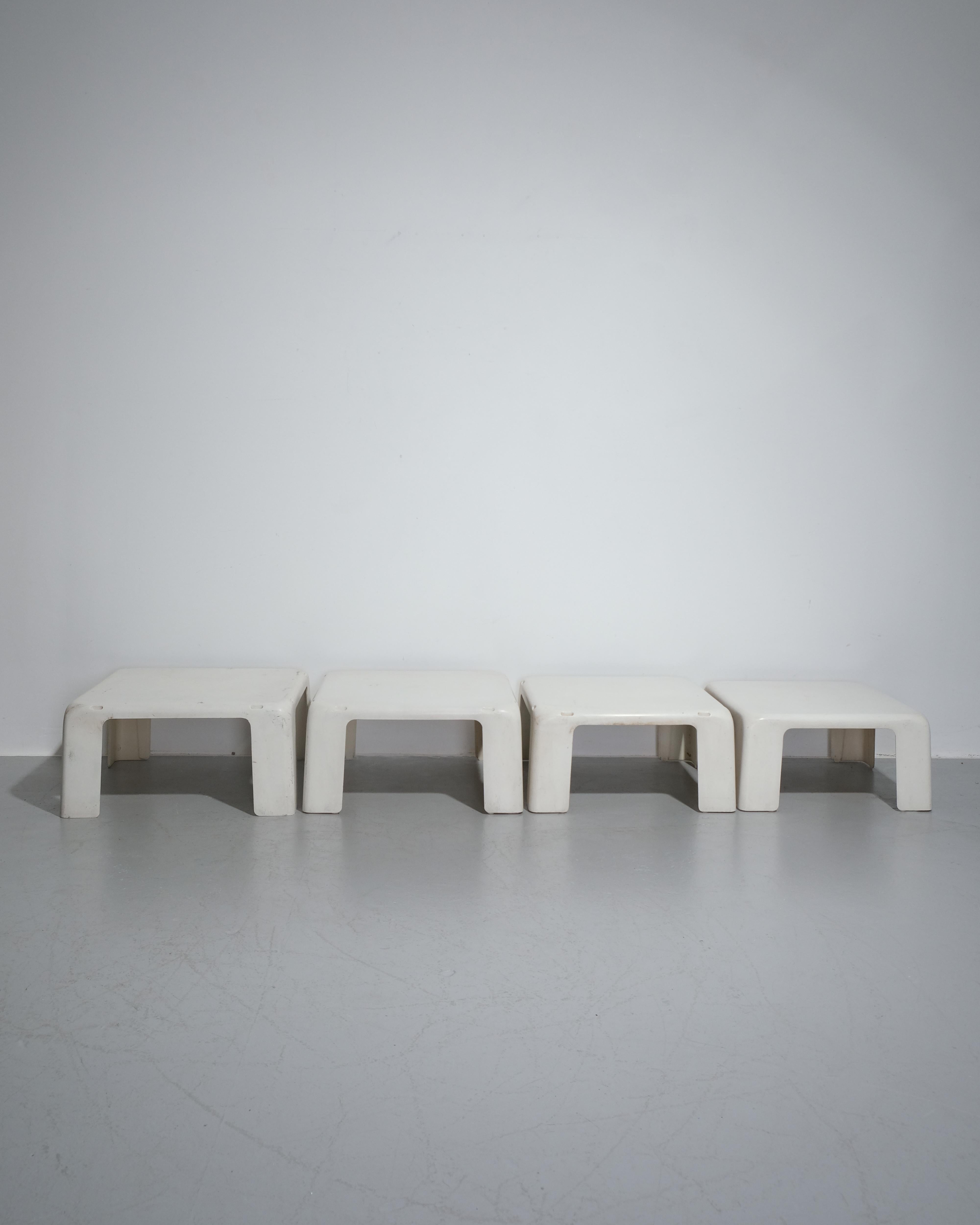MARIO BELLINI Set of Four 'Quattro Gatti' Stacking Tables For B&B Italia c.1970s (Moderne der Mitte des Jahrhunderts) im Angebot