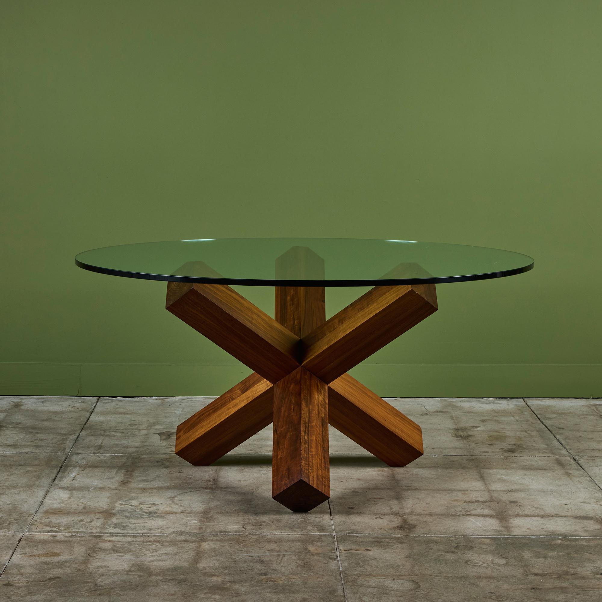 Table de salle à manger ronde dans le style de la table de salle à manger Jax de Mario Bellini, c.I.C. La table se compose d'un épais plateau rond en verre posé sur une base en bois qui ressemble à un jax.

Dimensions
60