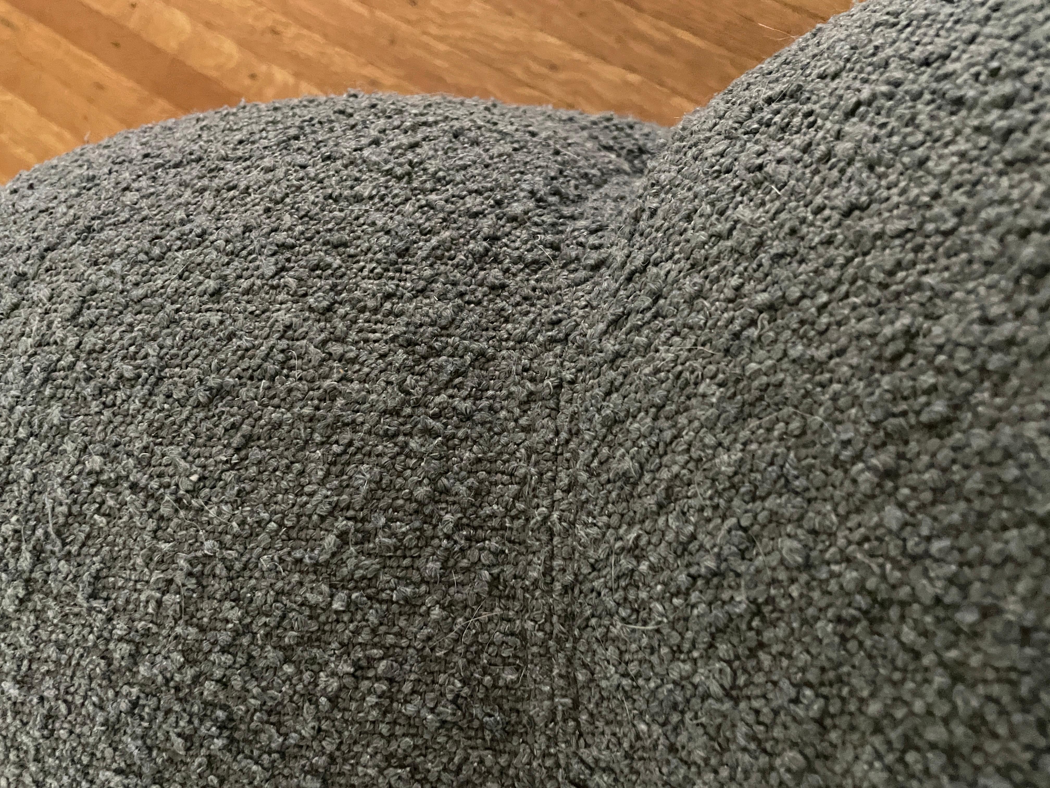Ce canapé de style Mario Bellini présente l'avantage d'être modulable. Plusieurs couches de mousse de polyéther de haute densité assurent un confort optimal. Les pièces modulaires offrent des solutions flexibles pour tout projet de décoration ou un