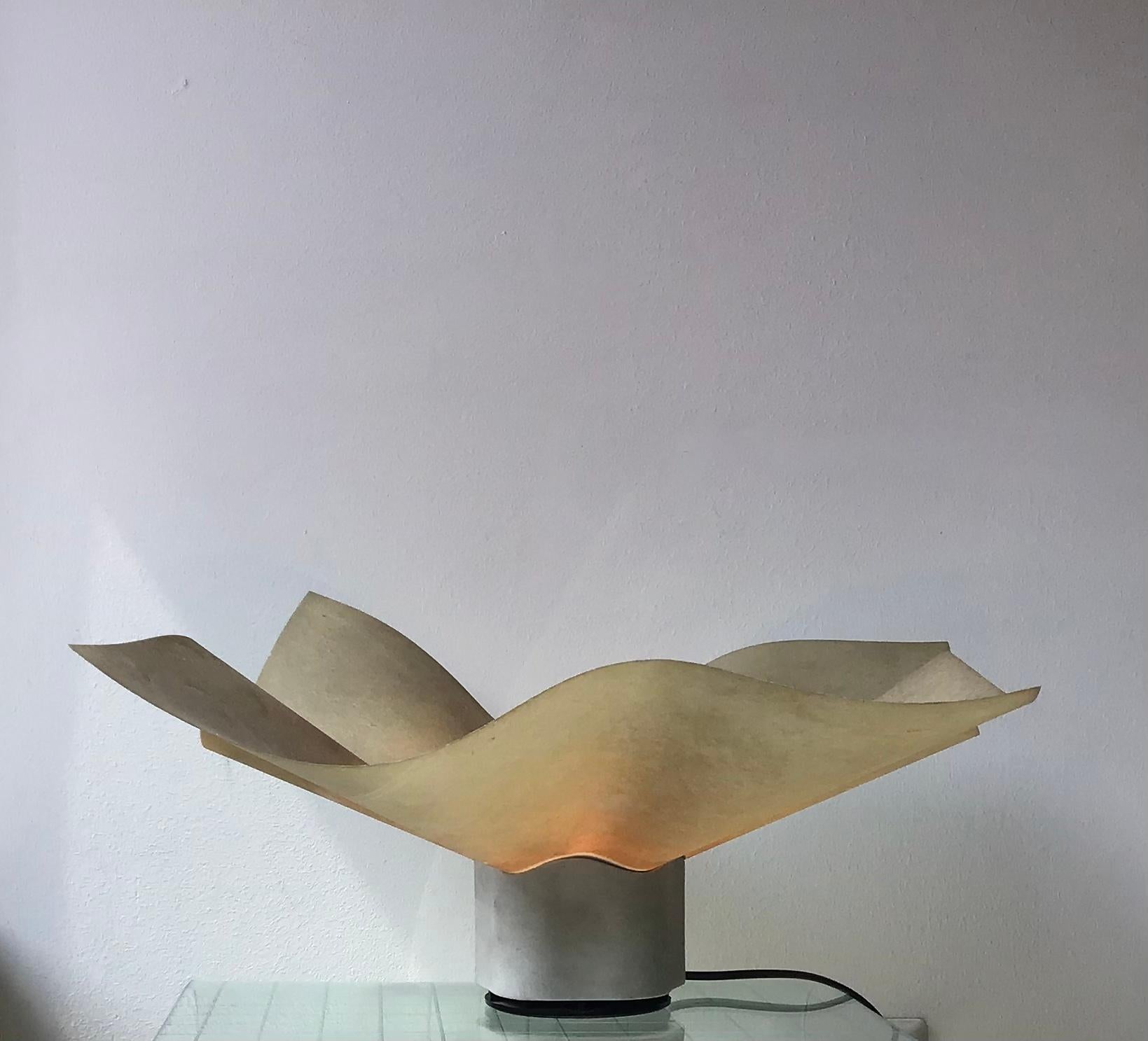 Mario Bellini Tischlampe aus Pergament-Porzellan-Metall, 1970, Italien im Angebot 1