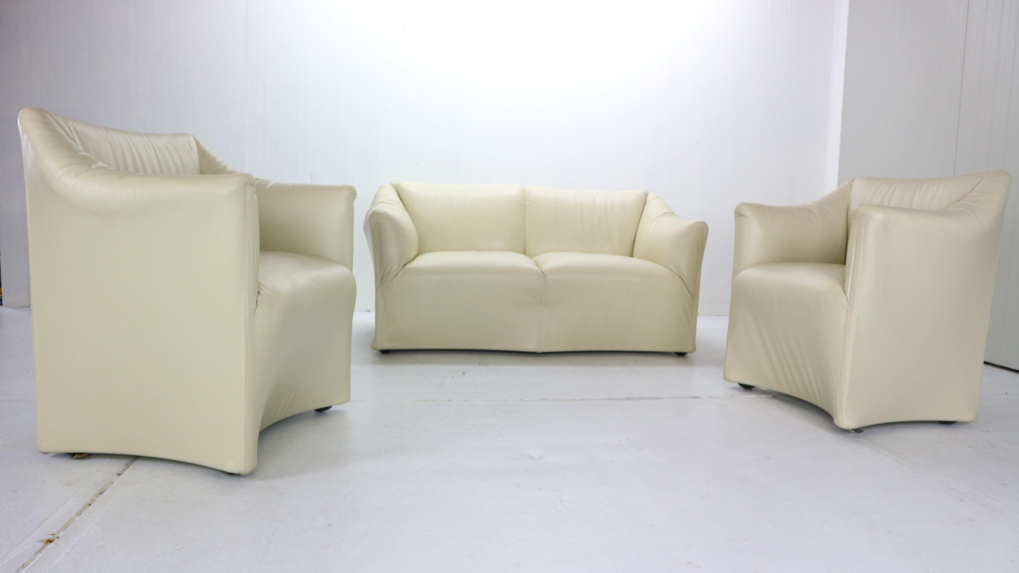 Stunning Italian design living room set (two-seat sofa/ loveseat and 2 lounge chairs) designed by Mario Bellini for Cassina manufacture in 1970s period, Italy.

Sofa- Model No: 685.
Lounge chairs: Model No: 684.
Originally marked.
Crème color