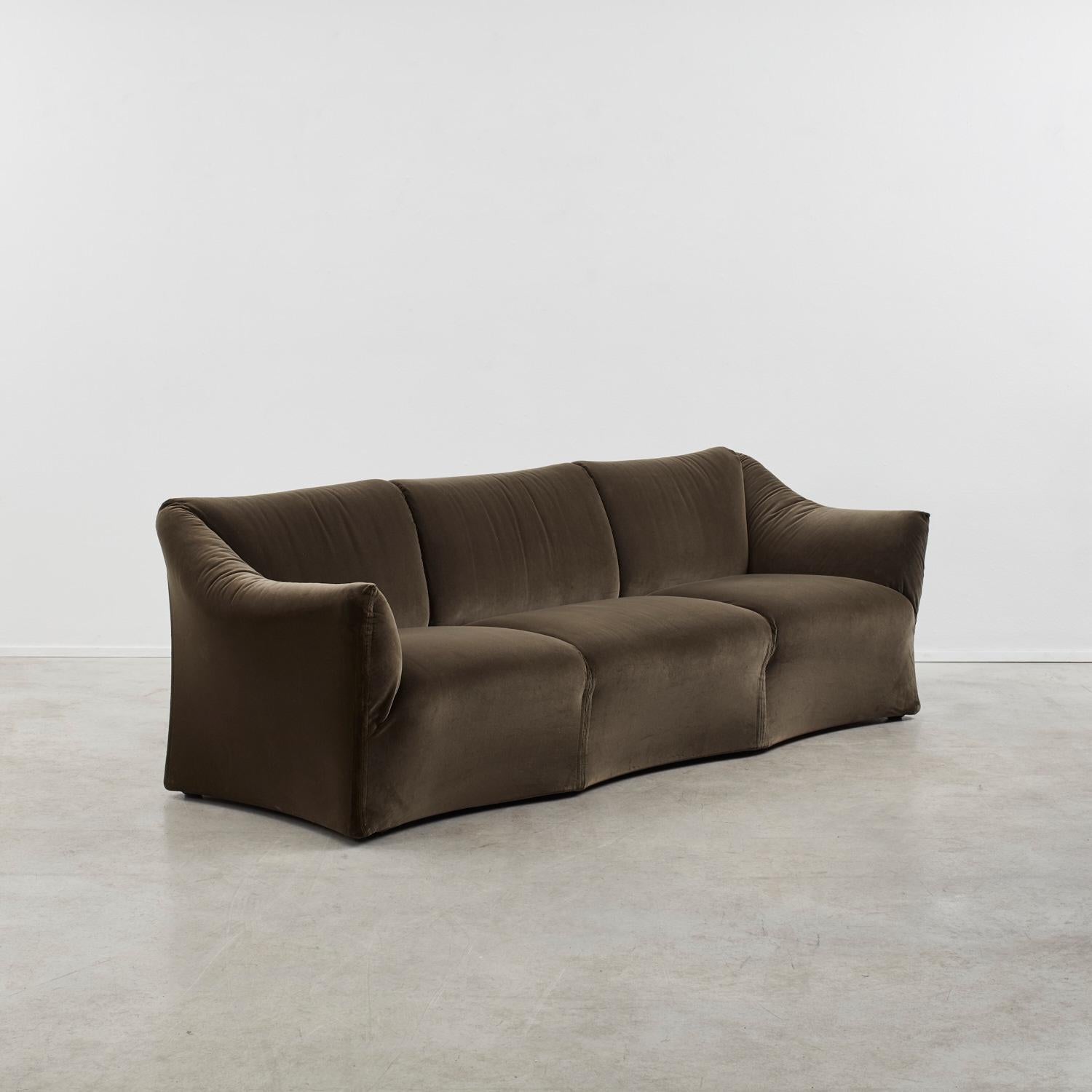 Aptablement appelé Tentazione (qui signifie tentation en italien), ce canapé trois places présente une forme matelassée qui cherche à envelopper confortablement ses utilisateurs. Il s'agit de l'une des nombreuses pièces que le designer italien - et