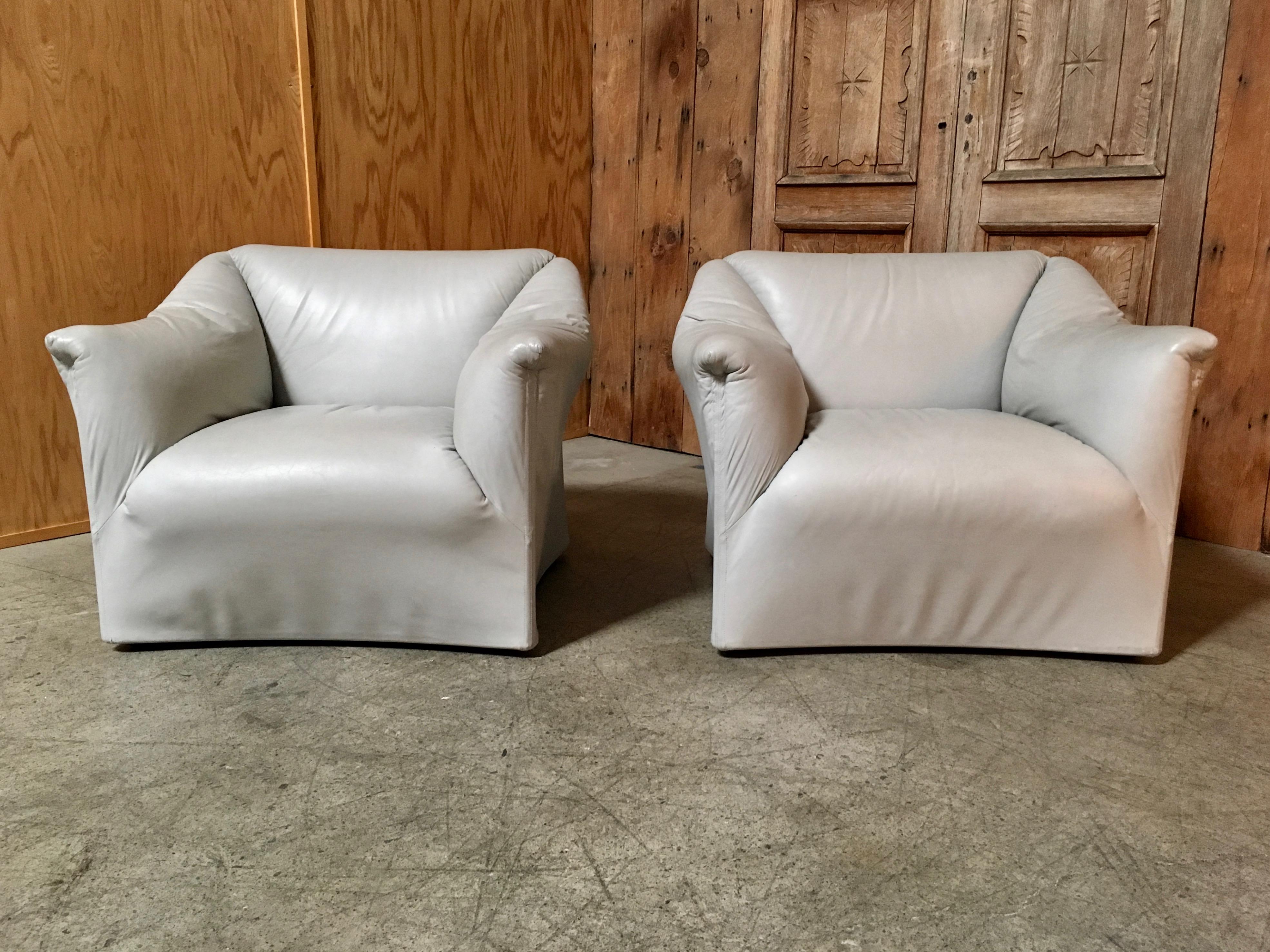 Pair of very comfortable Mario Bellini style grey leather lounge chairs
Nice patina grey leather upholstery with no tears.