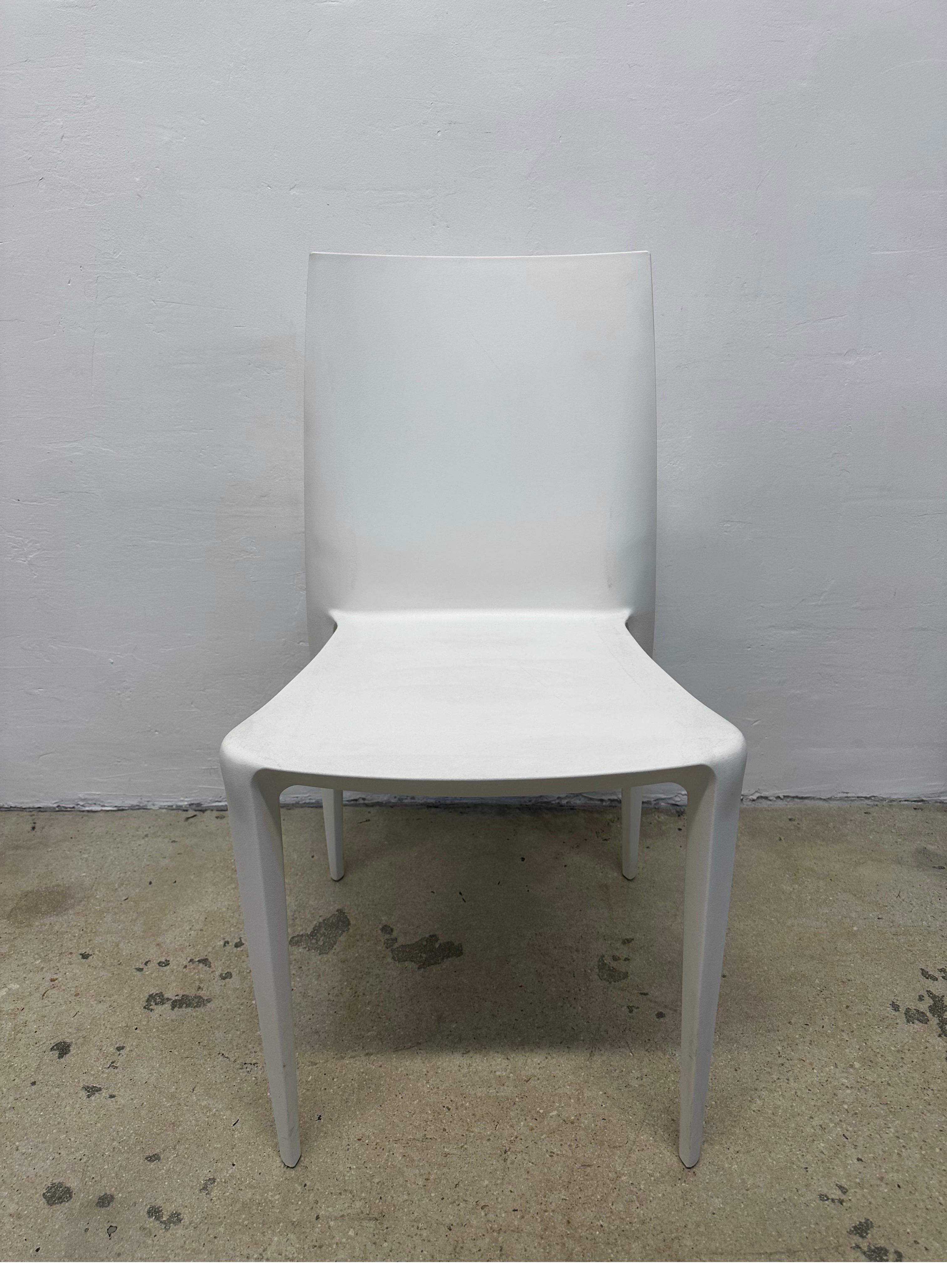 Ensemble de neuf chaises Bellini blanches sculpturales conçues par Mario Bellini pour Heller.  Ces chaises en plastique légères, polyvalentes et empilables sont parfaites pour l'intérieur ou l'extérieur.
