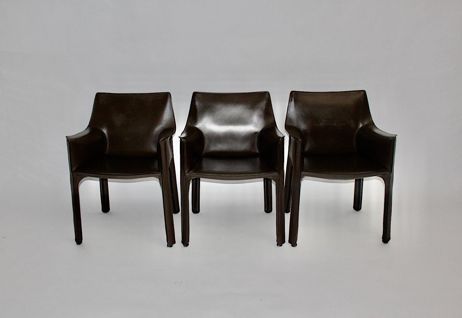 Mario Bellini Vintage Satz von sechs Stühlen oder Sesseln Mod. Cab 413 aus hochwertigem Leder in schokoladenbrauner Farbe Italien 1970er Jahre. Ausgeführt von Cassina, 1990er Jahre, Italien.
Der stabile, geformte Metallrahmen wurde mit schönem,
