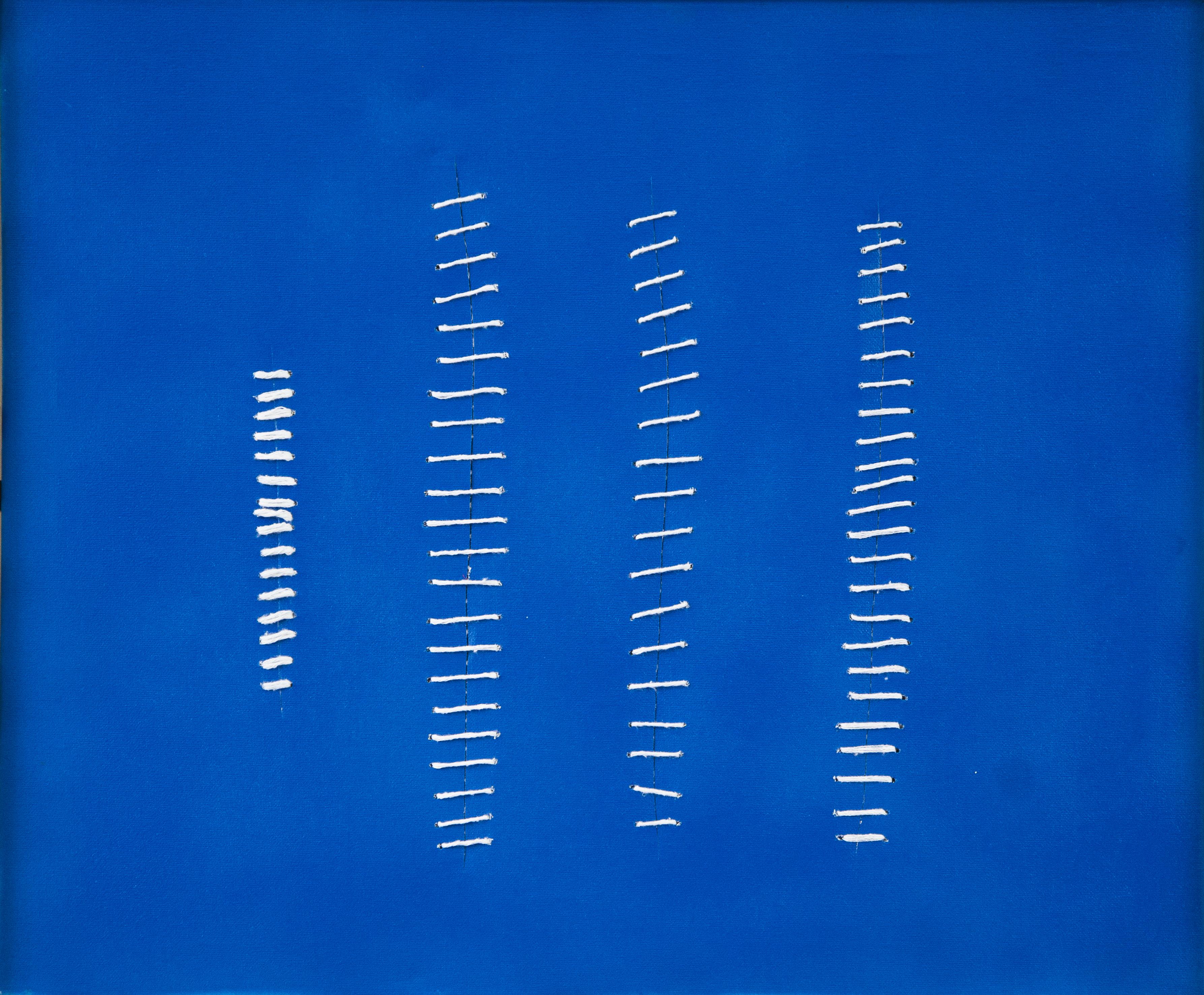 Costuras sobre azul es una obra de arte original realizada por el artista contemporáneo italiano Mario Bigetti en 2020.

Técnica mixta: pintura acrílica sobre lienzo, cordel y costuras.

Firmado a mano y fechado en el reverso.

Se incluye un marco