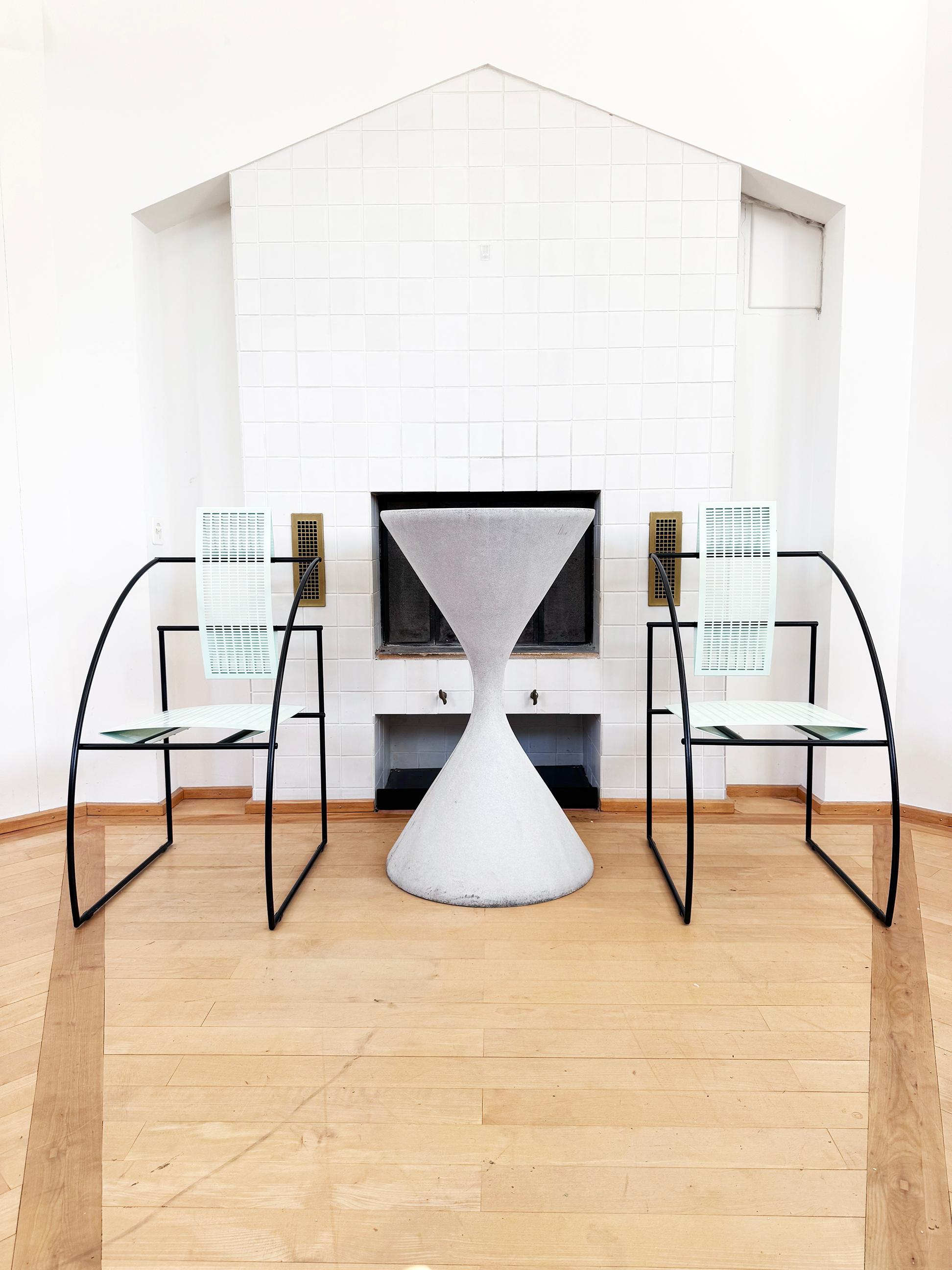 Expédition rapide, assurée en 8-15 jours.

Chaise La Condita originale des années 1980 en parfait état, créée par Mario Botta pour Alias. 
Rare édition vert menthe + noir. 
Deux disponibles, vendus ici à l'unité. Il y a une autre annonce avec les
