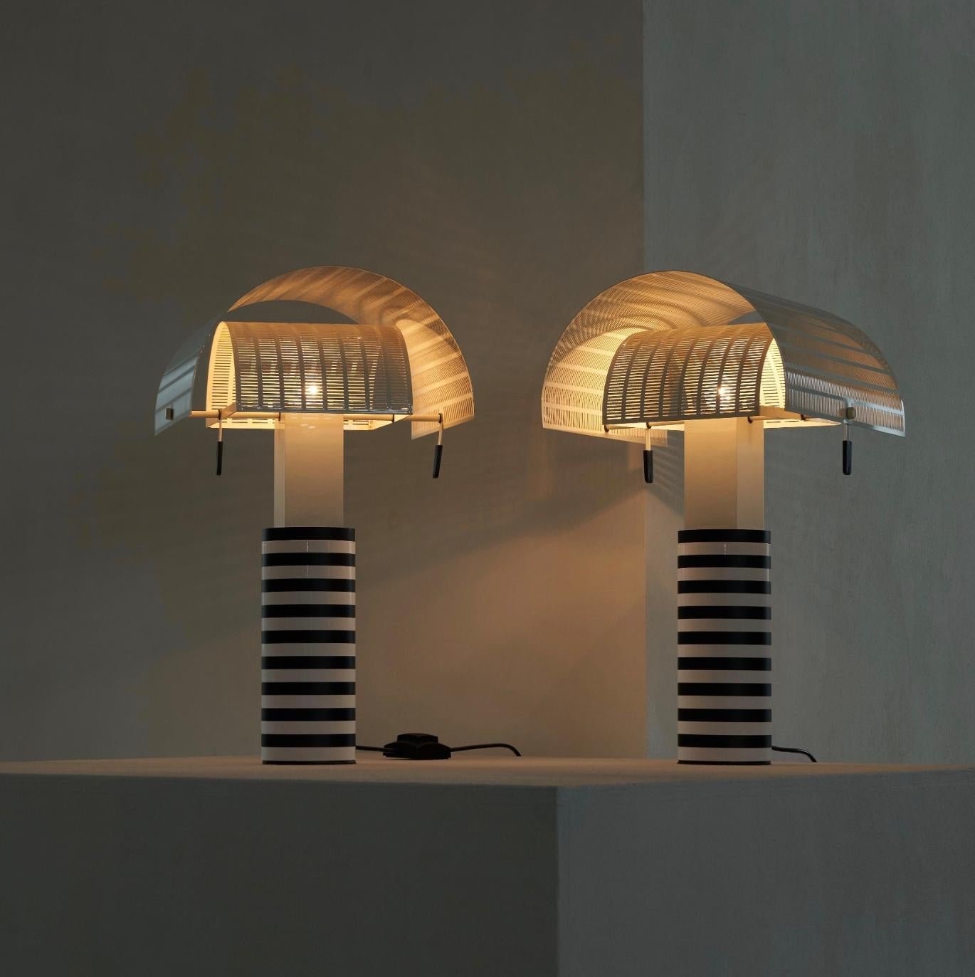Exceptionnelle paire de lampes de table 'Shogun' de l'architecte et designer Mario Botta (1943) pour Artemide 1986.

Ces lampes de table proviennent directement des premiers propriétaires et ont toujours été ensemble. Achetées par les propriétaires