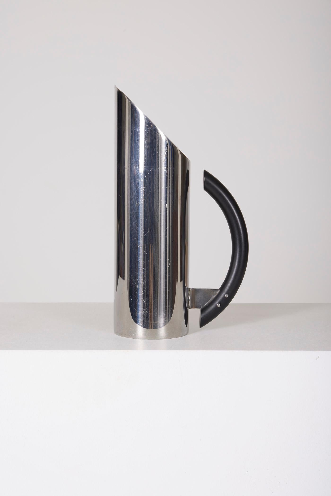 Mia pitcher by Italian designer Mario Botta for Alessi, from the 1990s. This pitcher is made of stainless steel with a blackened wood handle. In very good condition.
LP2641