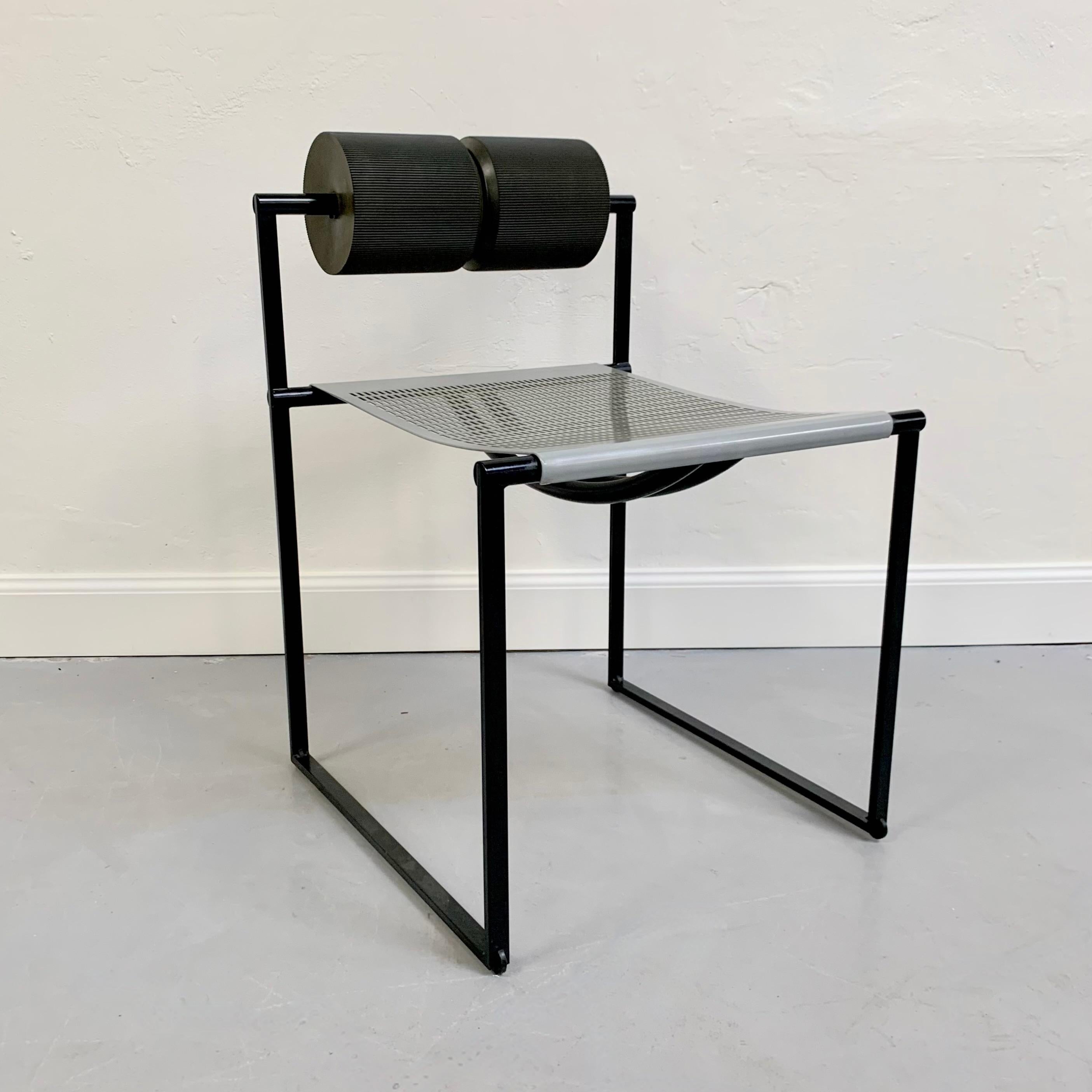 Chaise emblématique Mario Botta Prima par Icone, 1982, Italie.
Acier émaillé noir et gris clair, cylindre en mousse de polyuréthane gris foncé.
Dimensions : 72 cm H, 57 cm D, 48 cm L, hauteur d'assise : 43 cm.
Bon état d'origine.
Tous les achats