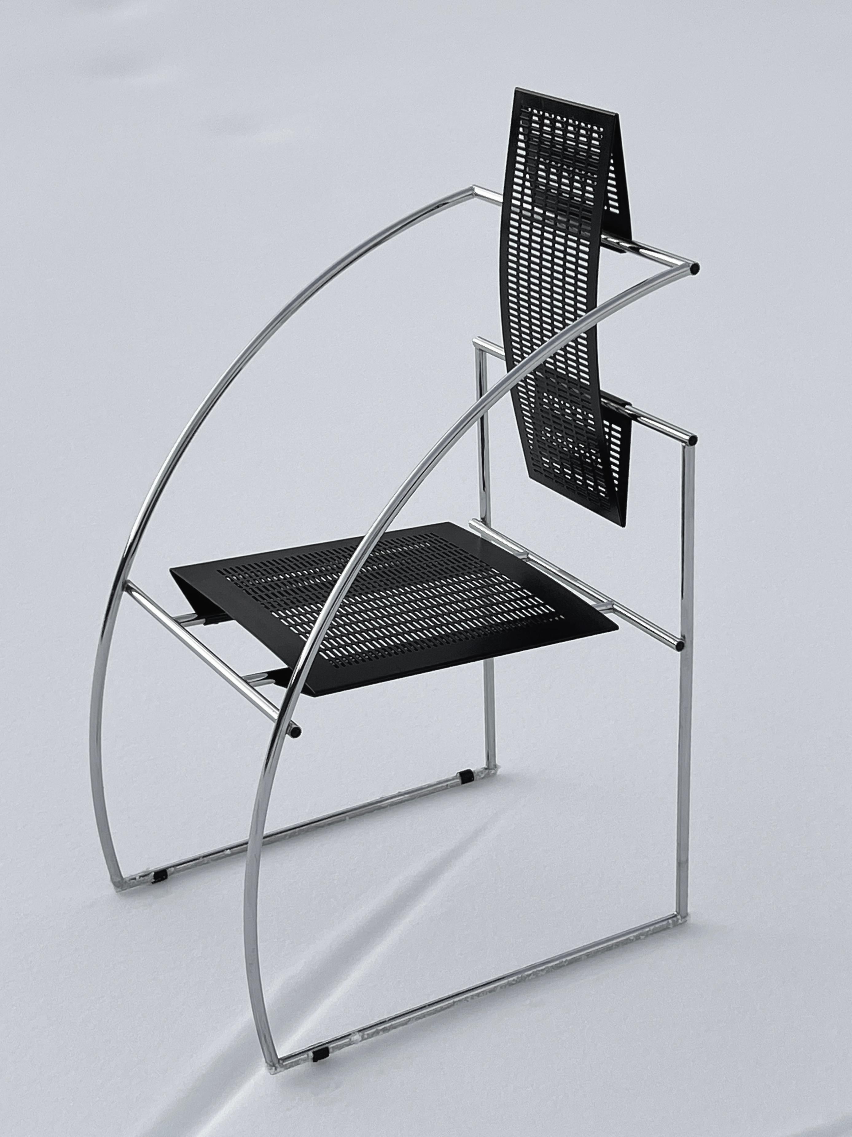 Quinta, ein Stuhl, dessen Geschichte bis zu seiner Kreation im Jahr 1985 zurückreicht, ist kein gewöhnlicher Sitz, sondern verkörpert eine Verschmelzung von Komfort und architektonischer Raffinesse. Dieses ikonische Möbelstück, das unter dem