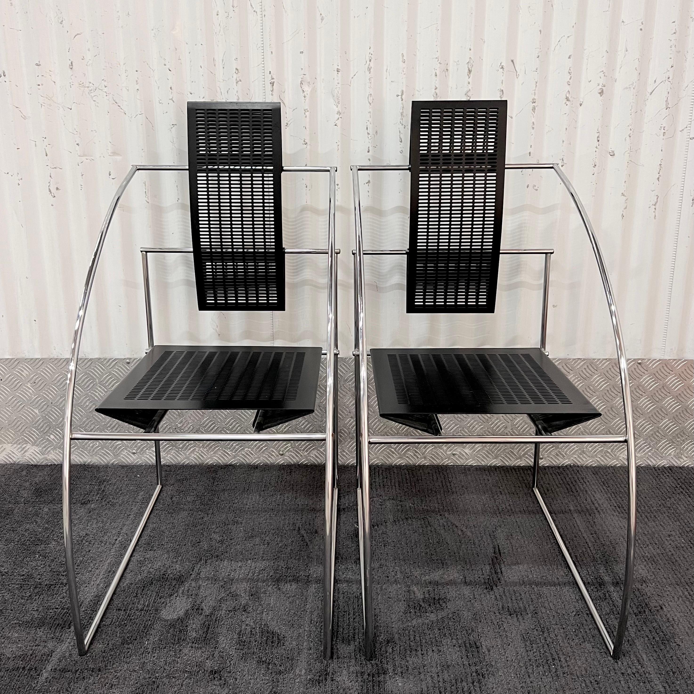 Paire de chaises Quinta avec structure en chrome et assise et dossier en acier noir par Mario Botta pour Alias, années 1980.