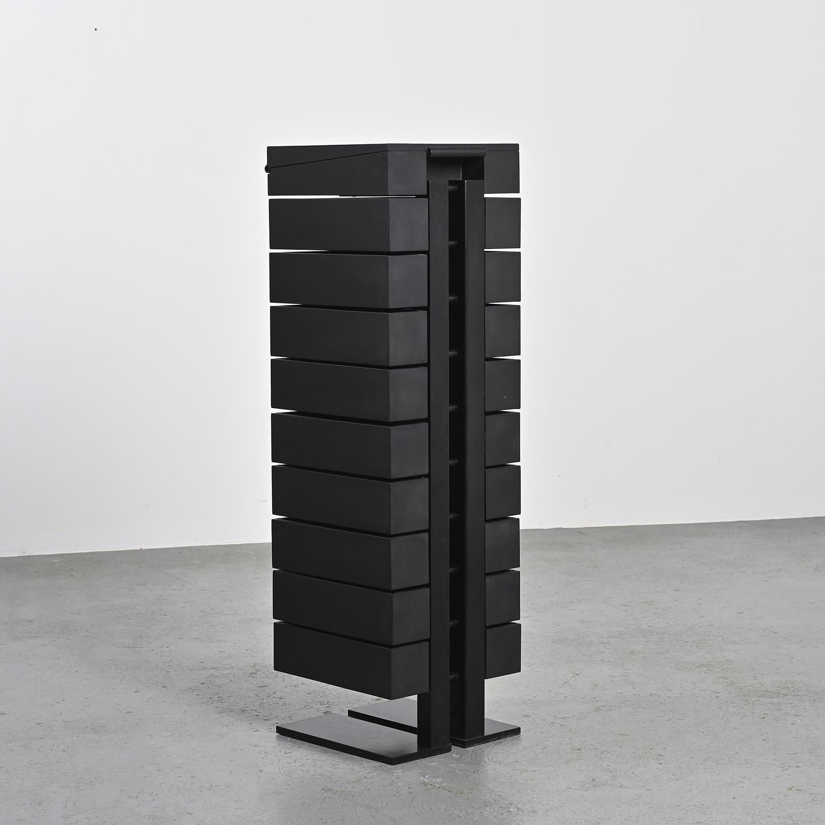 
The Robot 619 piece of furniture designed by Mario Botta has something very special : rising like a totem, it can be adapted to small spaces and acts both as a serie of drawers and as a writing desk in its upper part.

The nine drawers slide freely