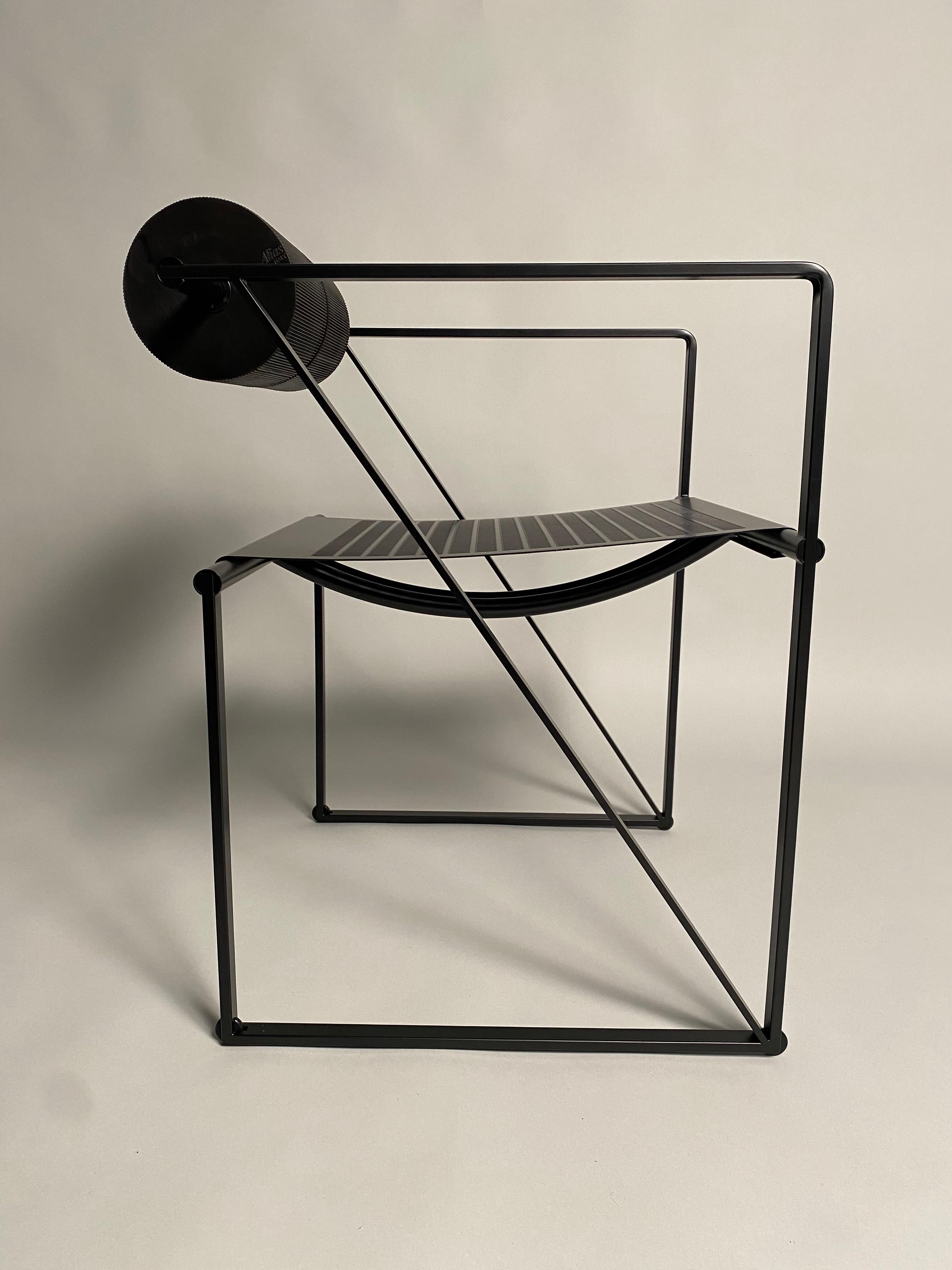 Trois chaises 'Seconda' conçues par le célèbre architecte Mario Botta pour la firme italienne Alias, modèle 602. Tous les trois sont peints en noir tant au niveau de la structure que de l'assise, ils portent le logo Alias dans le dossier