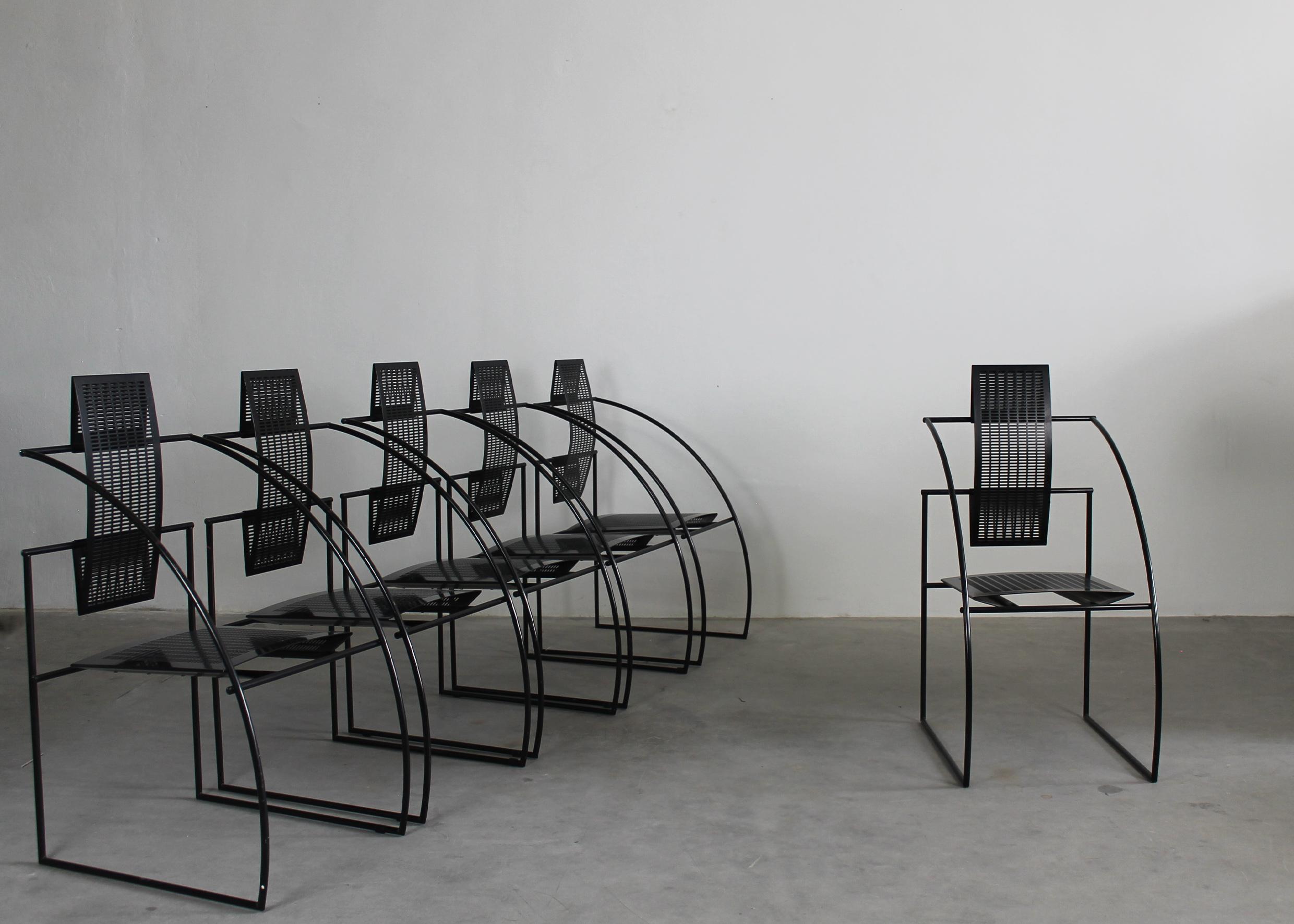 Satz von sechs Stühlen 605 Quinta mit Sitz und Rückenlehne aus gebogenem Lochblech mit schwarzem Stahlrohrgestell.
Entworfen von Mario Botta für Alias im Jahr 1985 (Dieser Stuhl wird nicht mehr hergestellt).

Der Quinta-Stuhl ist eine Architektur,