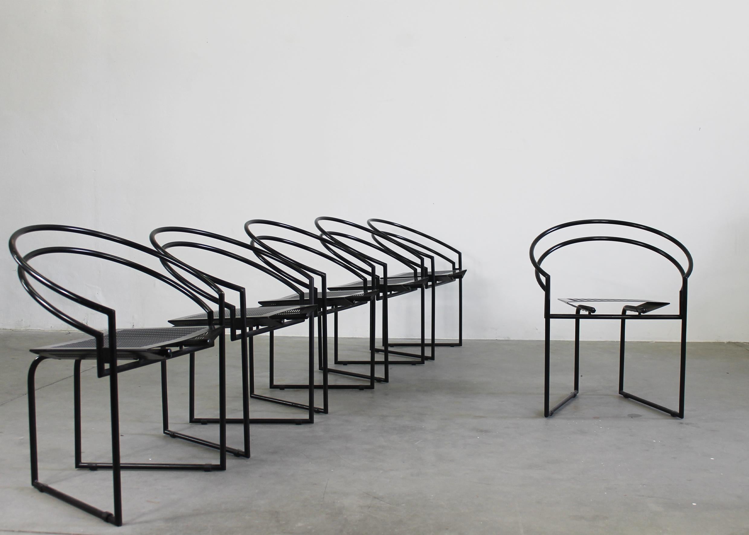 Set di sei sedie 614 o La Tonda con struttura in tubolare metallico laccato nero e sedute in lamiera forata laccata nera, disegnate da Mario Botta e prodotte da Alias negli anni Ottanta.

L'etichetta del produttore è visibile sul telaio della sedia,