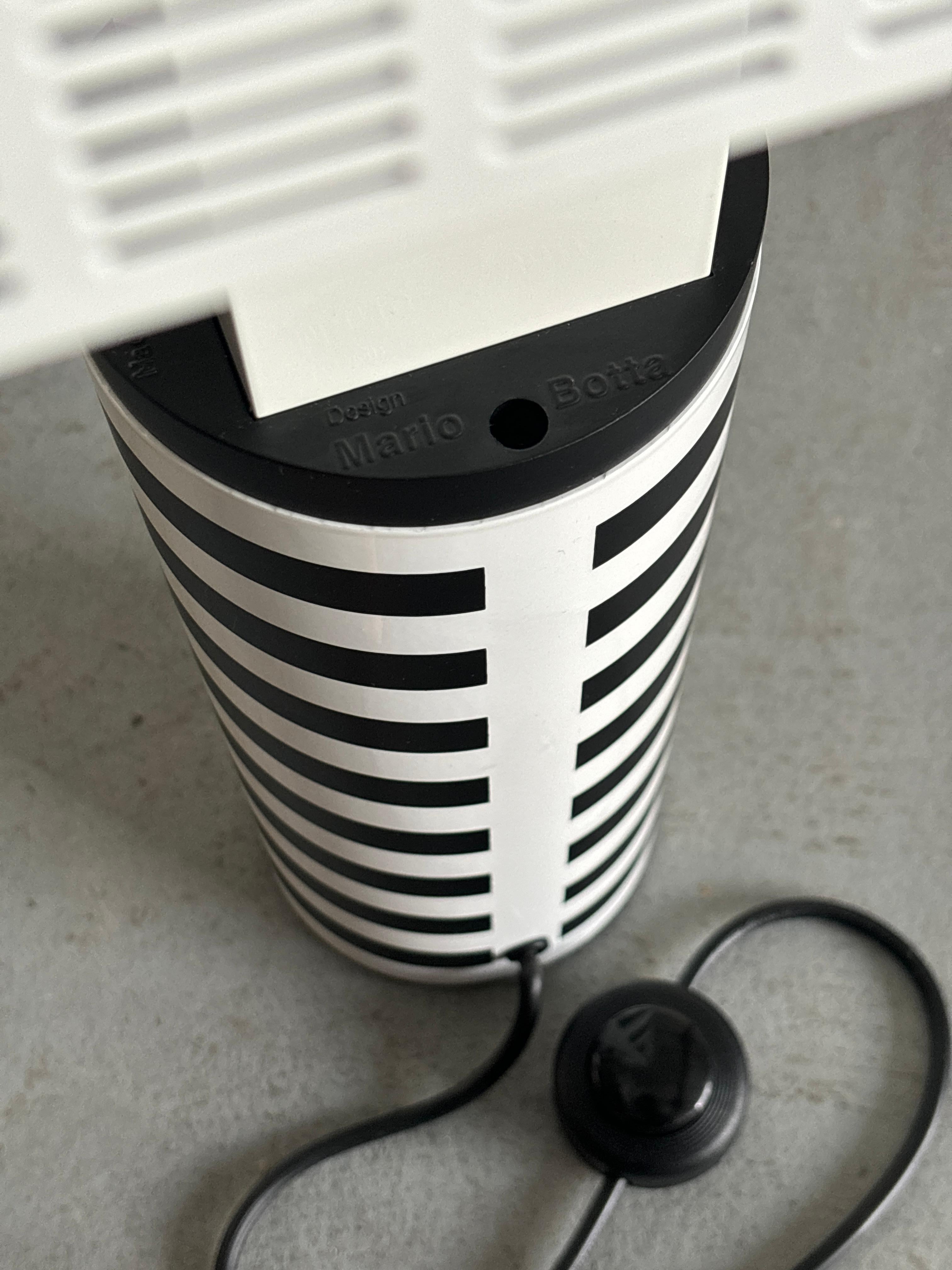Lampada da tavolo girevole bicolore 'Shogun' di Mario Botta per Artemide, 1986 Italia in vendita 1