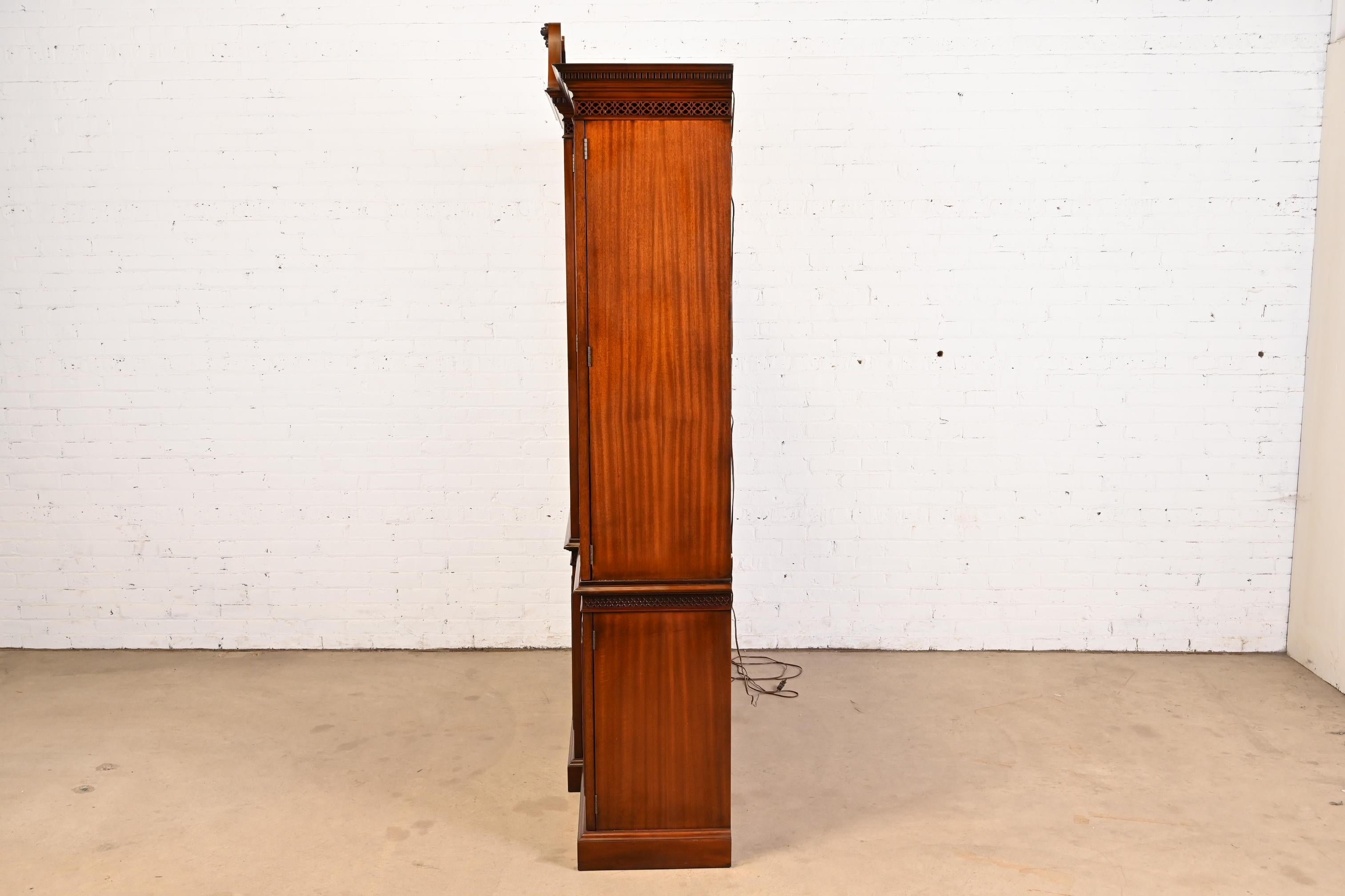 Mario Buatta for John Widdicomb Georgian Carved Mahogany Breakfront Bookcase 4